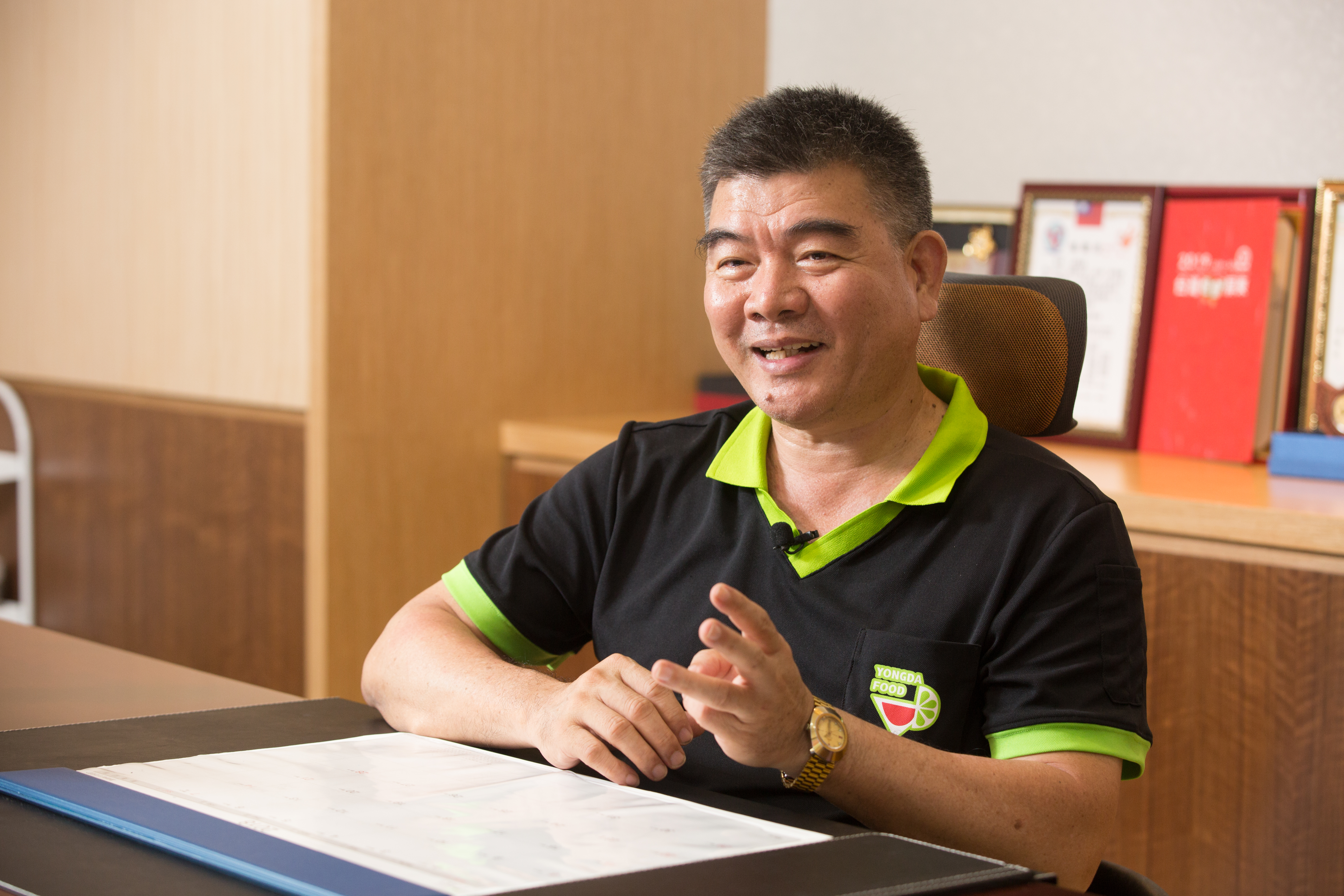 蔡耀輝曾在南亞塑膠當輪班制的現場工人，也開過早餐店、超市與蒸餾水行，可惜最後都以失敗收場。