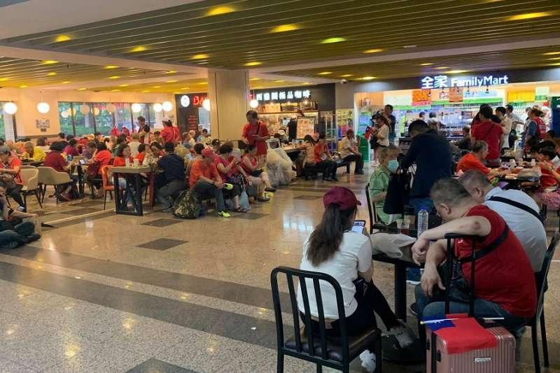 韓國瑜造勢大會當天，不少韓粉湧入台大醫院吹冷氣、上廁所。 （翻攝自「韓國瑜市長罷免連線」臉書）