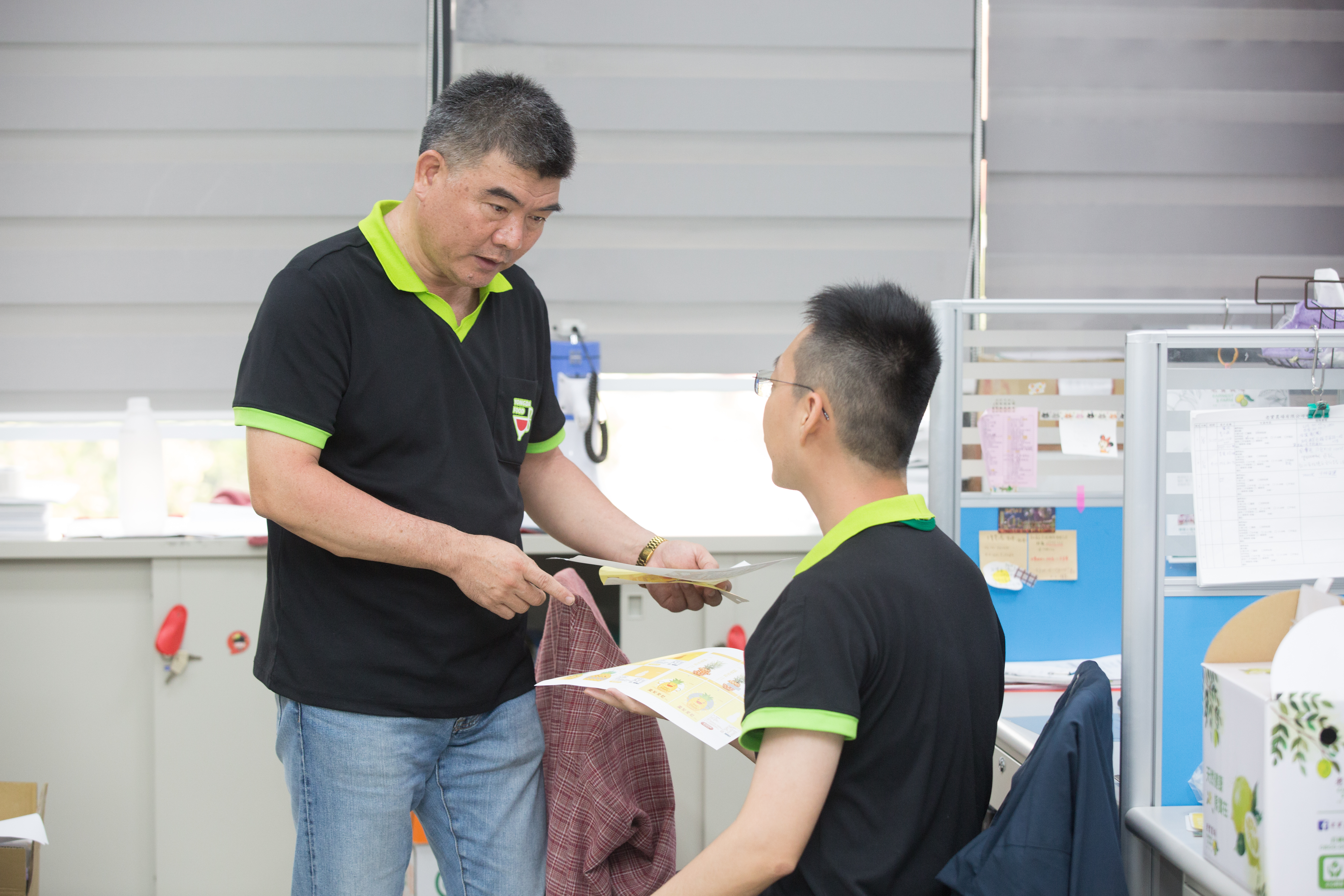 蔡耀輝（左）每個月舉辦教育訓練，每年也祭出加薪策略，鼓勵高階人才南漂。