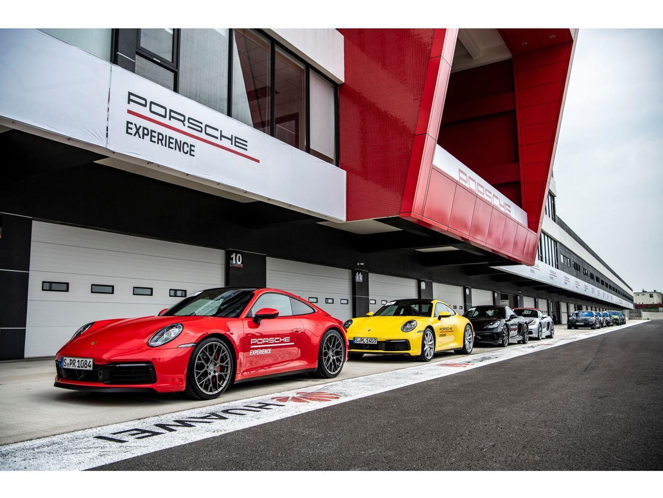 而最讓我感到興奮的，則是當日甫發表數天的992世代911 Carrera S Coupé & 4S Coupé竟然也在車款名單上！
