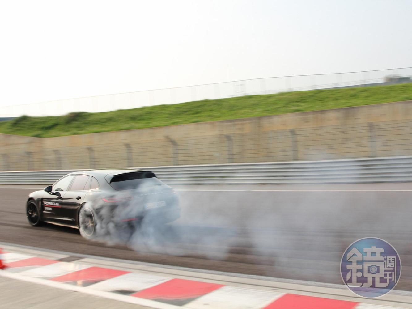 Porsche World Roadshow 保時捷駕訓體驗營的主要目標，就是讓駕駛人在面對不同環境路況或激烈緊急情況時，能熟悉保時捷車輛的動態特性，並以正確的駕駛觀念操駕車輛。