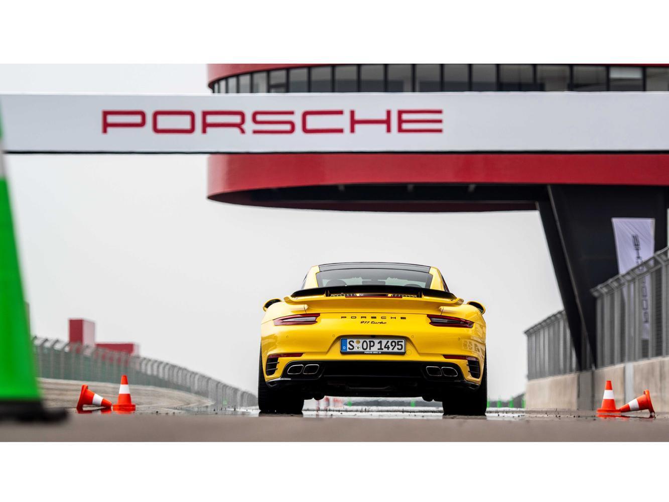 此站的試駕車輛911 Turbo擁有0-100三秒的實力。