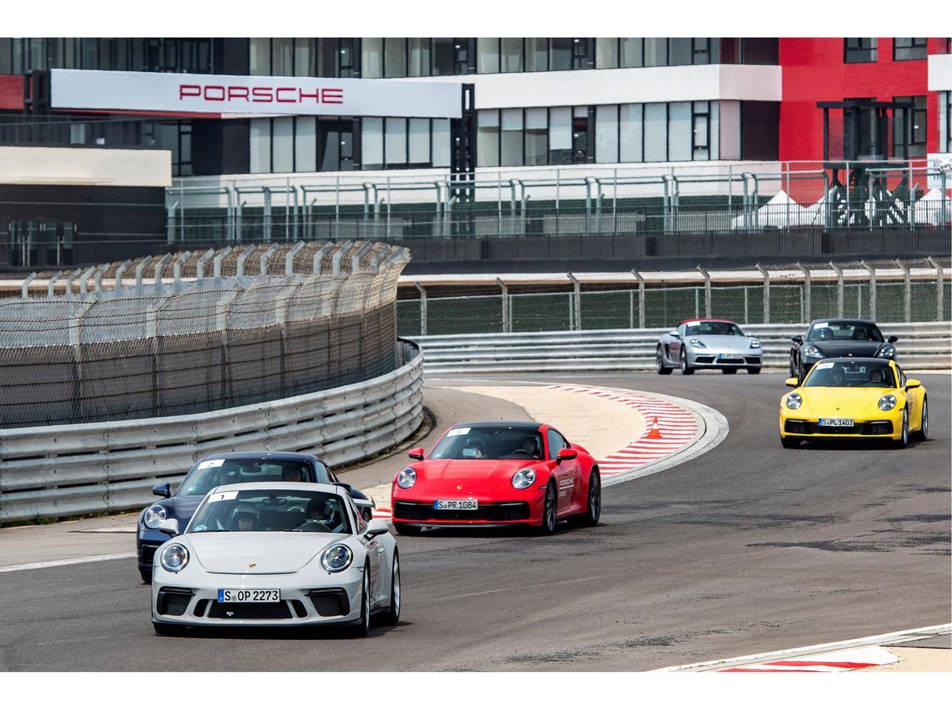 試駕車款：911 Carrera S、Carrera S（選配後輪轉向）、Carrera 4S（選配跑車化排氣管）、Panamera GTS、Cayman GTS、Cayenne Turbo、Macan、Macan S