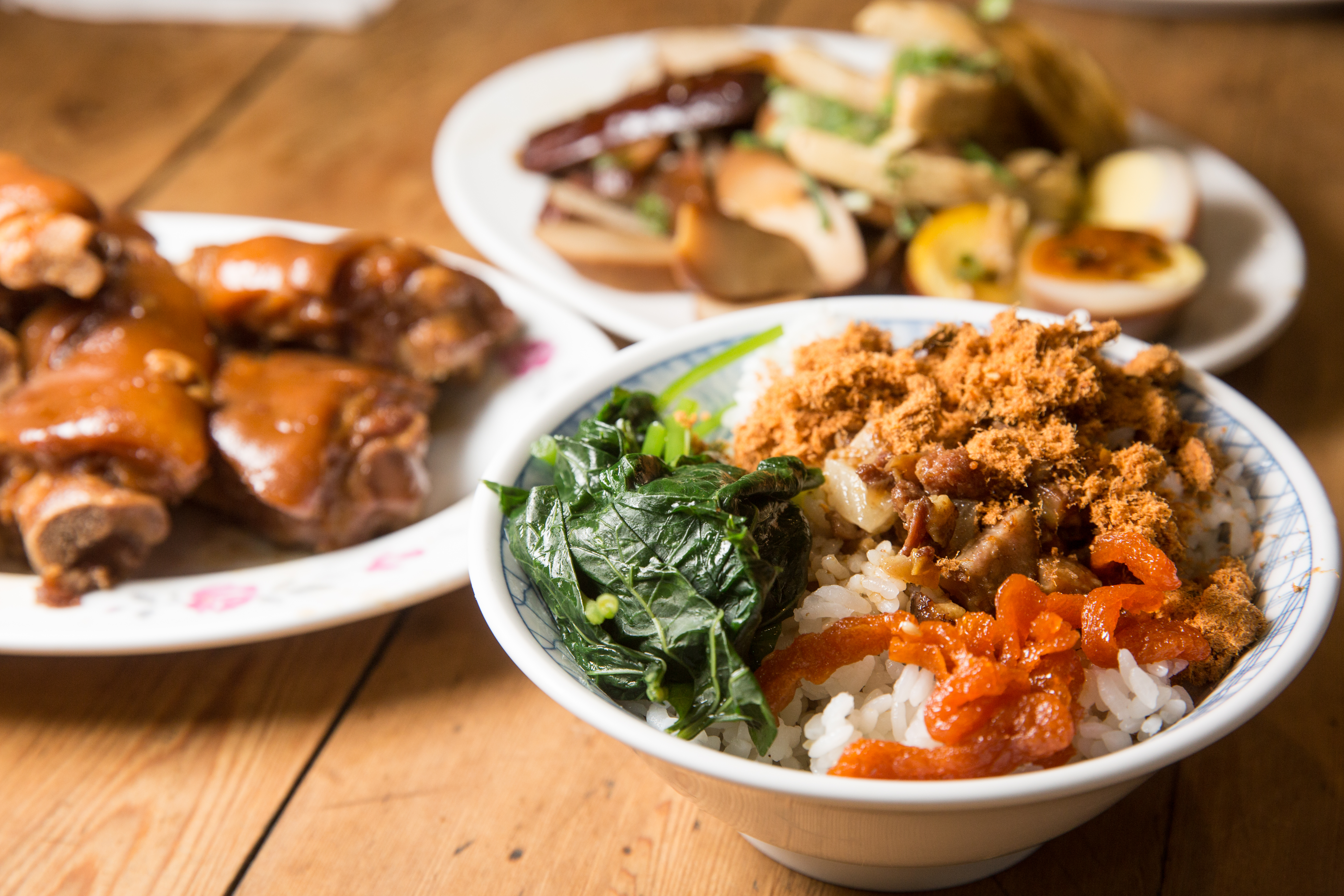 每次到老實麵館用餐,蔡耀輝必點的料理就是老實飯。(45元/碗)