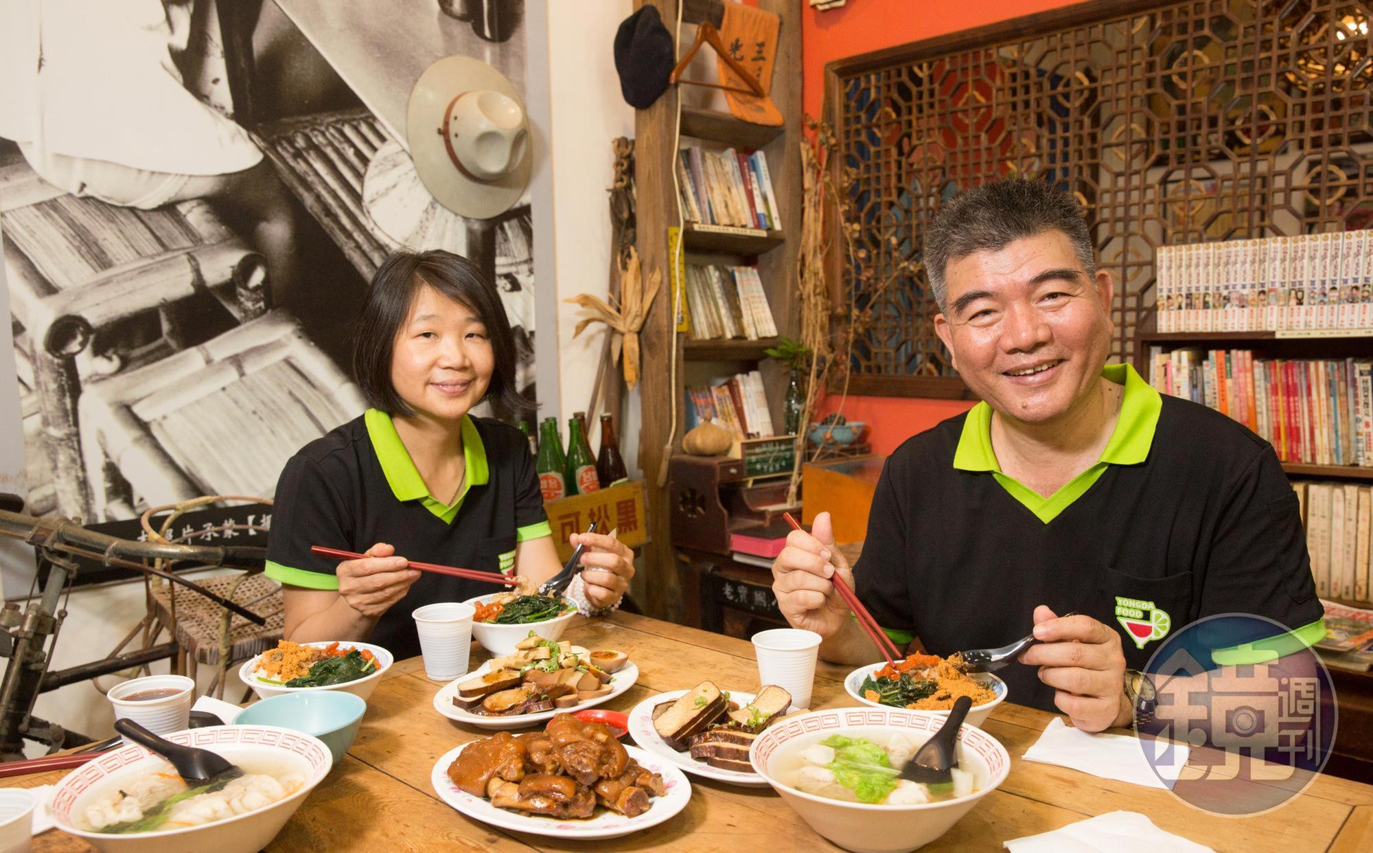 蔡耀輝（右）和妻子謝秀琴（左）是屏東內埔老實麵懷舊麵館的常客。