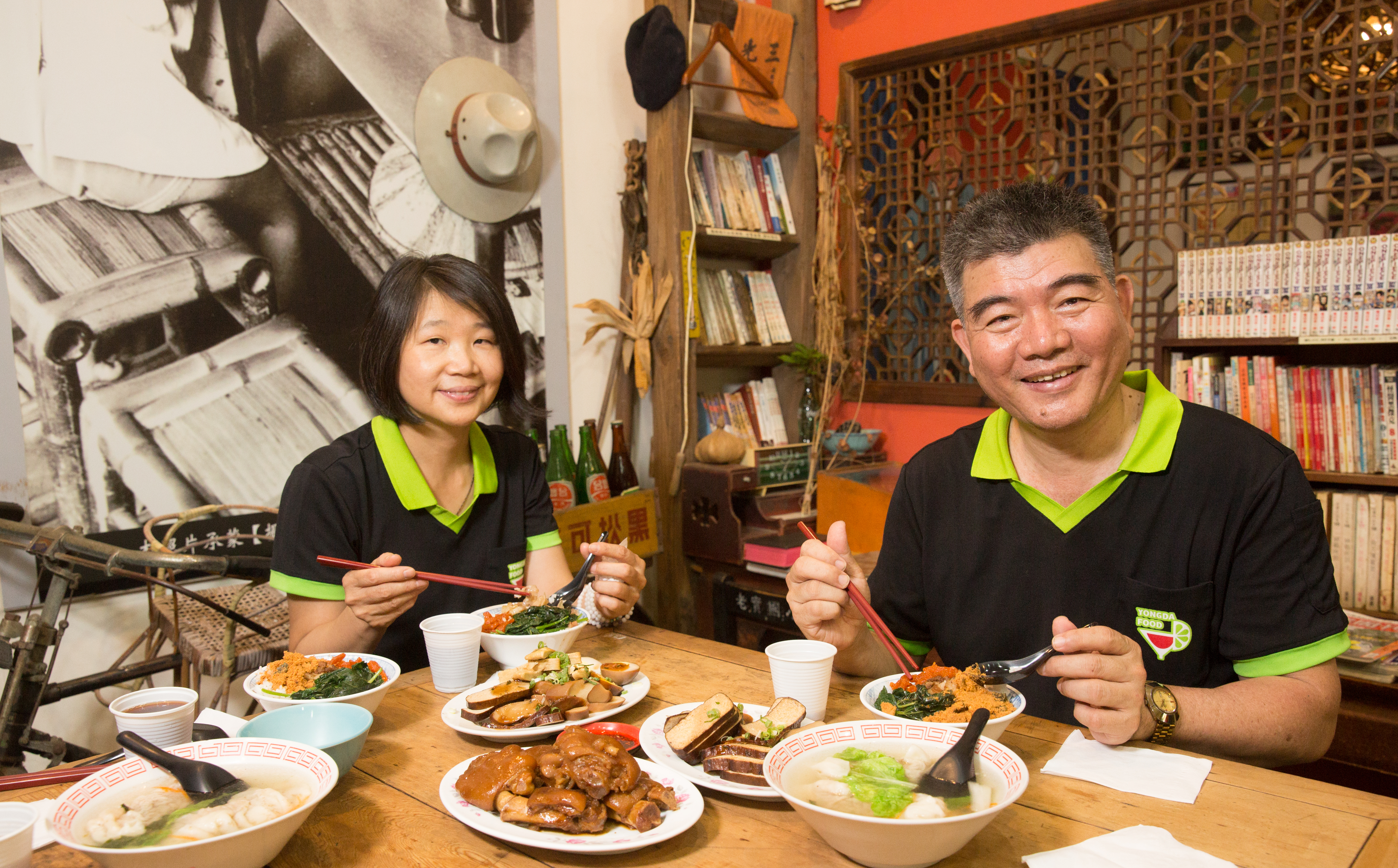蔡耀輝（右）和妻子謝秀琴（左）是屏東內埔老實麵懷舊麵館的常客。