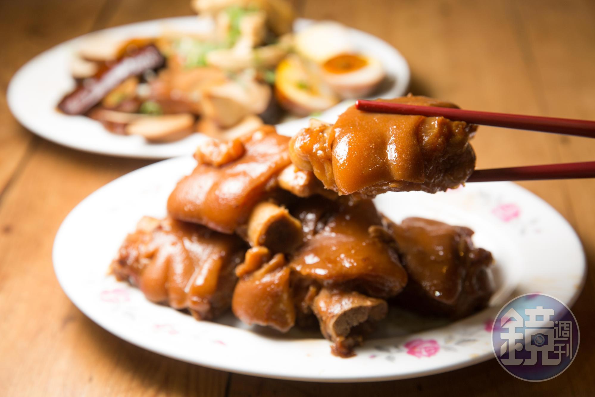 使用店家特製滷汁的紅燒蹄膀，入口軟嫩、鹹香下飯。（元／份）
