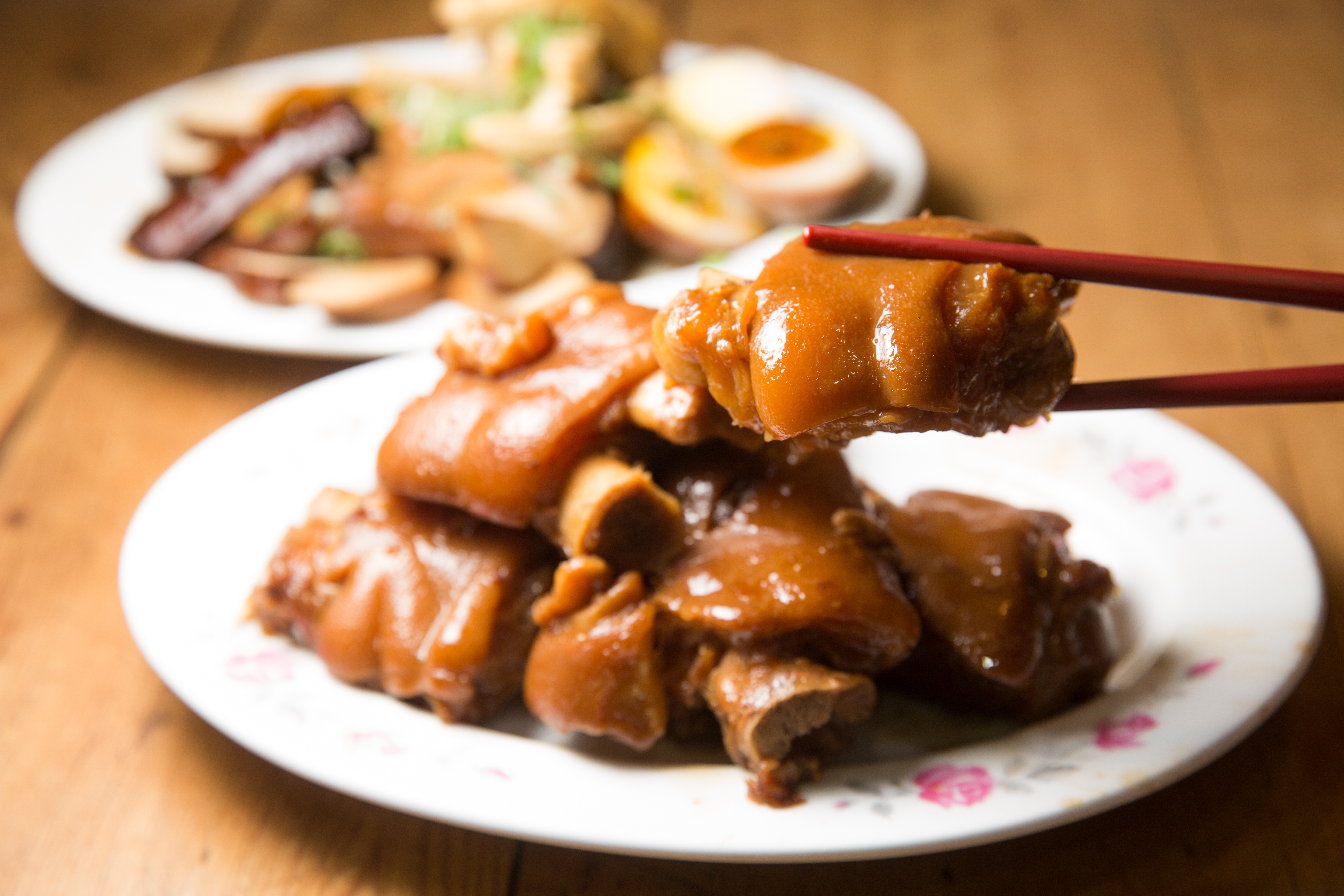 使用店家特製滷汁的紅燒蹄膀，入口軟嫩、鹹香下飯。（元／份）