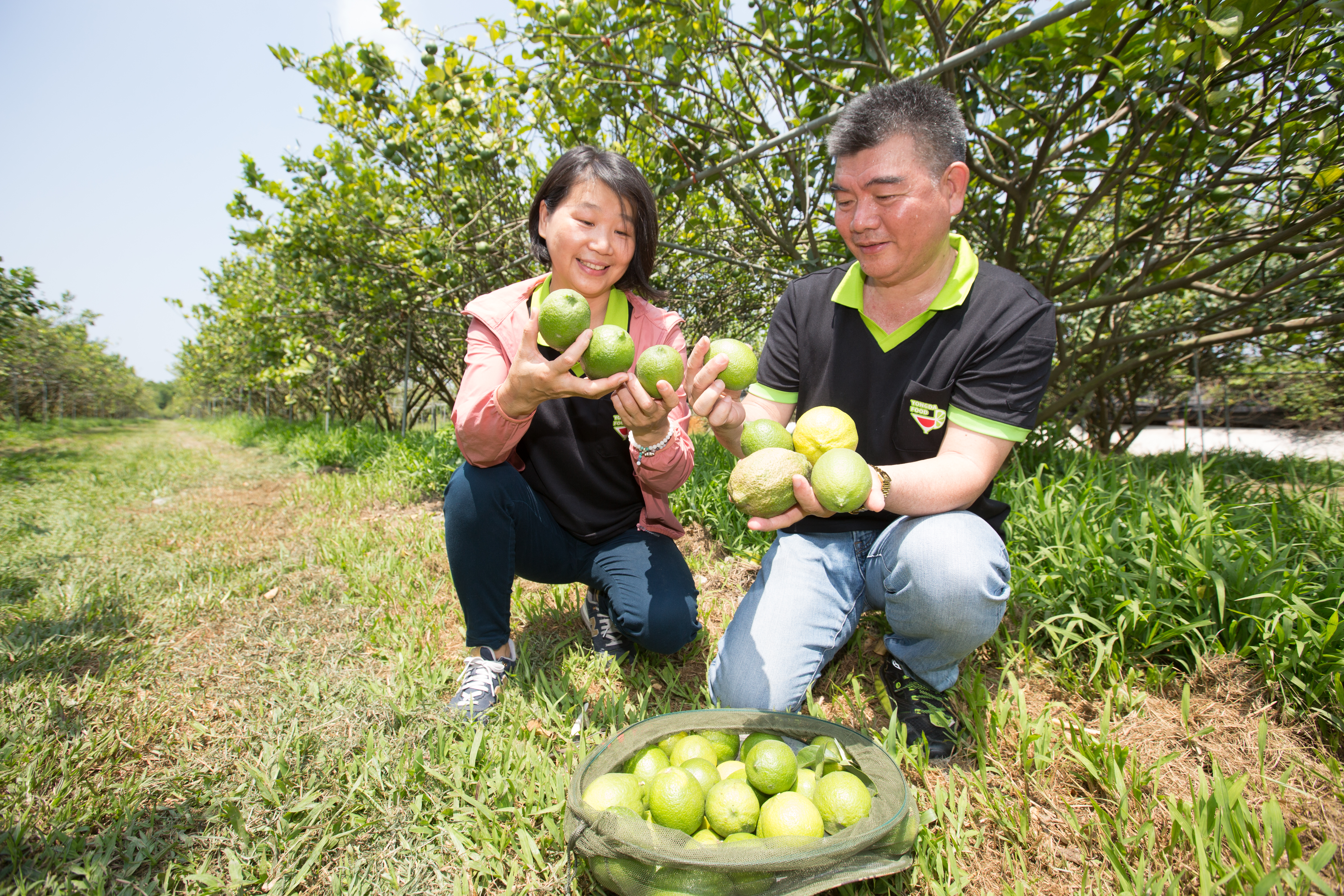 蔡耀輝（右）身材壯碩結實，卻有顆愛吃甜食的少女心，妻子、永大食品總經理特助謝秀琴（左）笑他如同螞蟻。