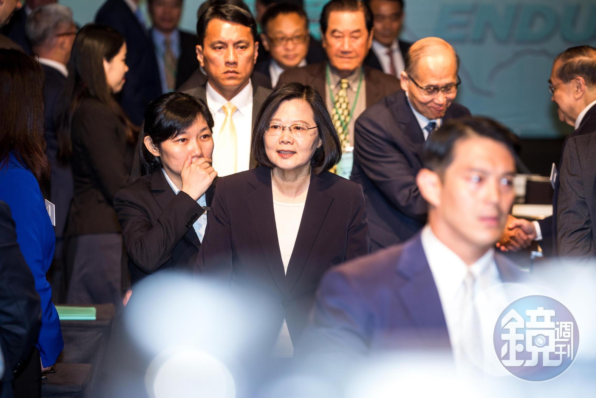 對於辜寬敏建議退位讓賢，蔡英文笑著嘆氣「我看還是繼續當小英總統，或是辣台妹吧」。（本刊資料照）