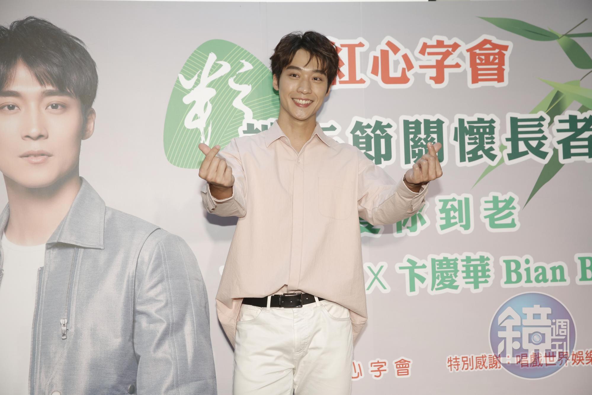 卞慶華也與老人中心裡的奶奶們一起包粽子,過程中是手忙腳亂。