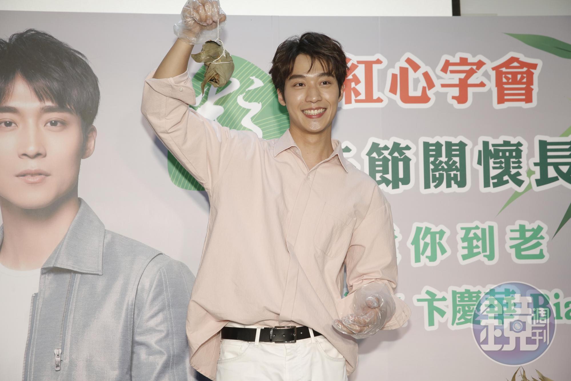 卞慶華擔任紅心字會敬老大使,陪伴長者們一起包粽子,提前過端午。