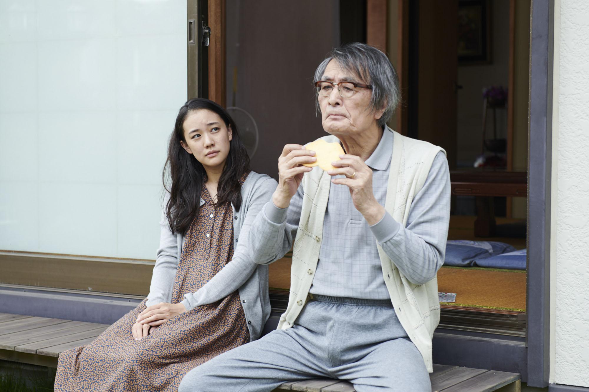 蒼井優在《漫長的告別》演情路不順的30輕熟女，只能將情傷向失智老父傾吐。（天馬行空提供）
