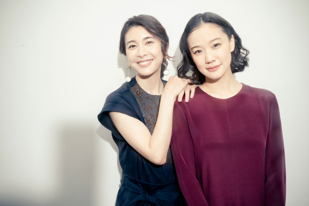 蒼井優與竹內結子在《漫長的告別》演兩姊妹。（網路圖片）