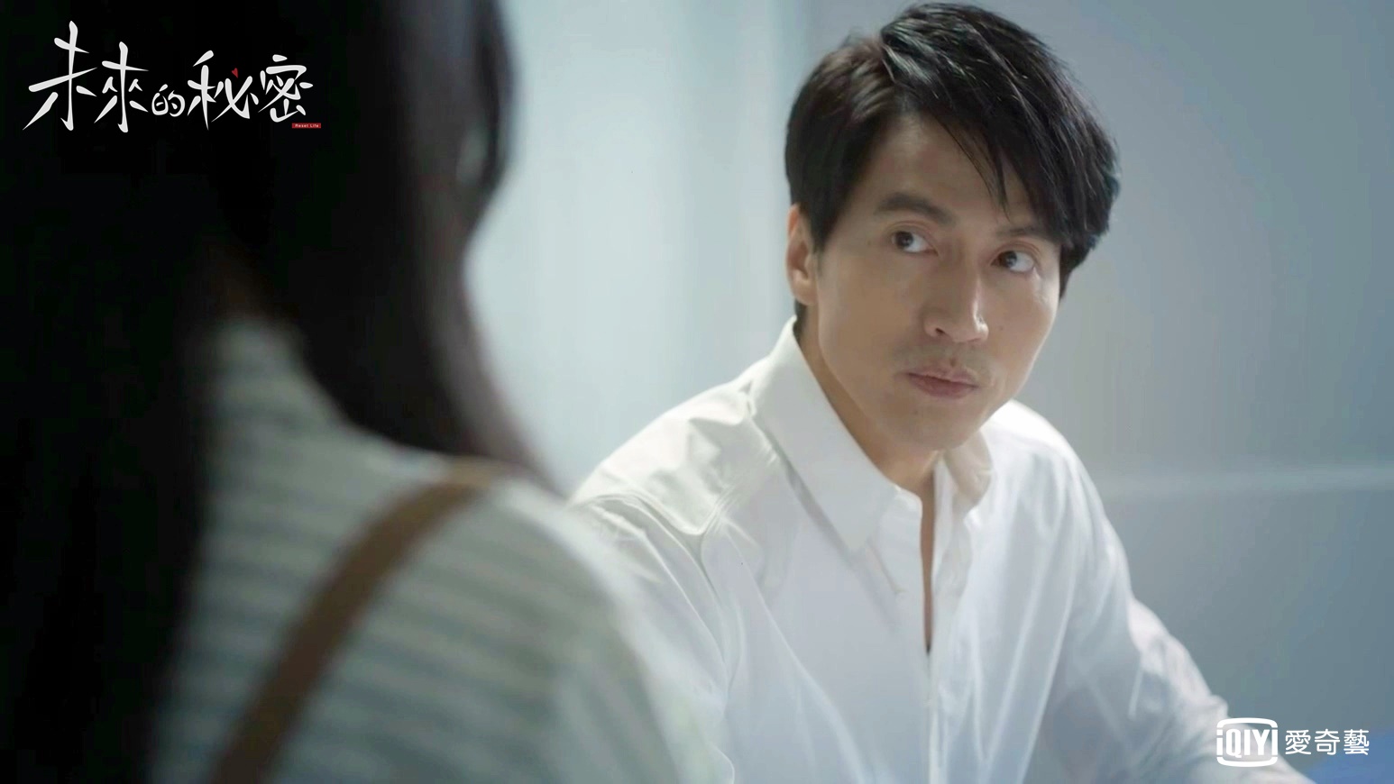 言承旭重返小銀幕，在《未來的秘密》扮演大學教授。（愛奇藝台灣站提供）