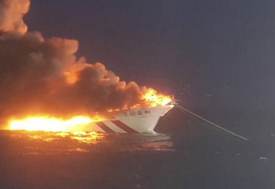 深澳籍海釣船載釣客至彭佳嶼海域垂釣，卻發生火燒船意外。（民眾提供）