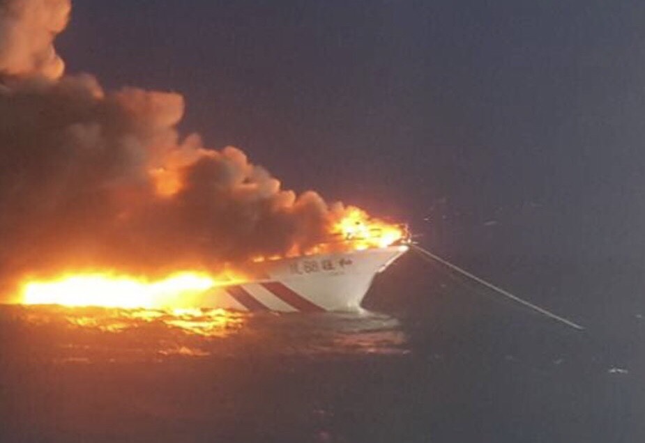 深澳籍海釣船載釣客至彭佳嶼海域垂釣，卻發生火燒船意外。（民眾提供）