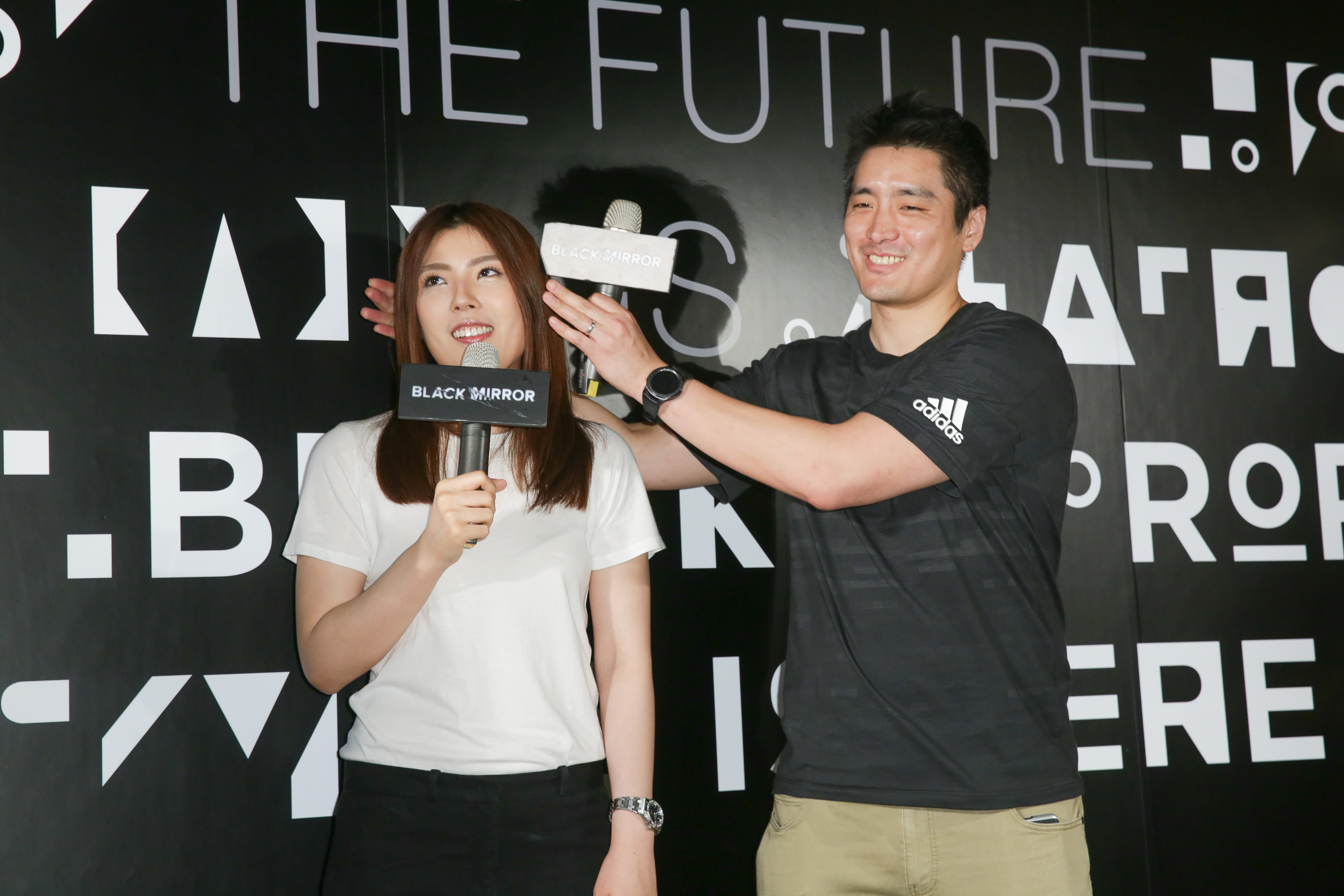 理科先生（右）只要講老婆的壞話，就會主動把太太的耳朵摀住。