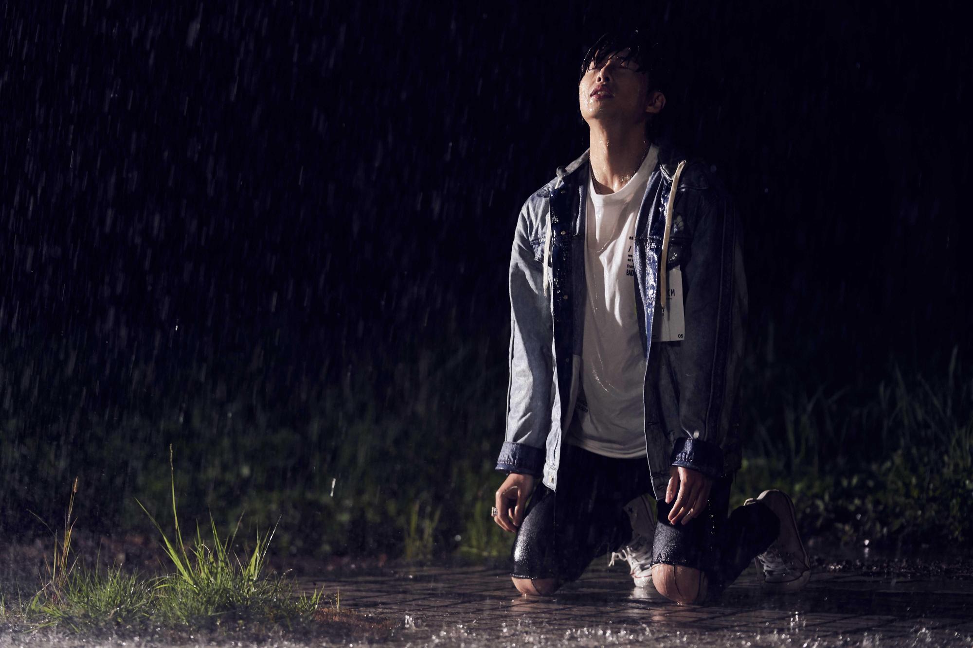 為了拍攝〈那個誰〉MV，李建軒慘遭大雨襲身。（邦寧傳播提供）