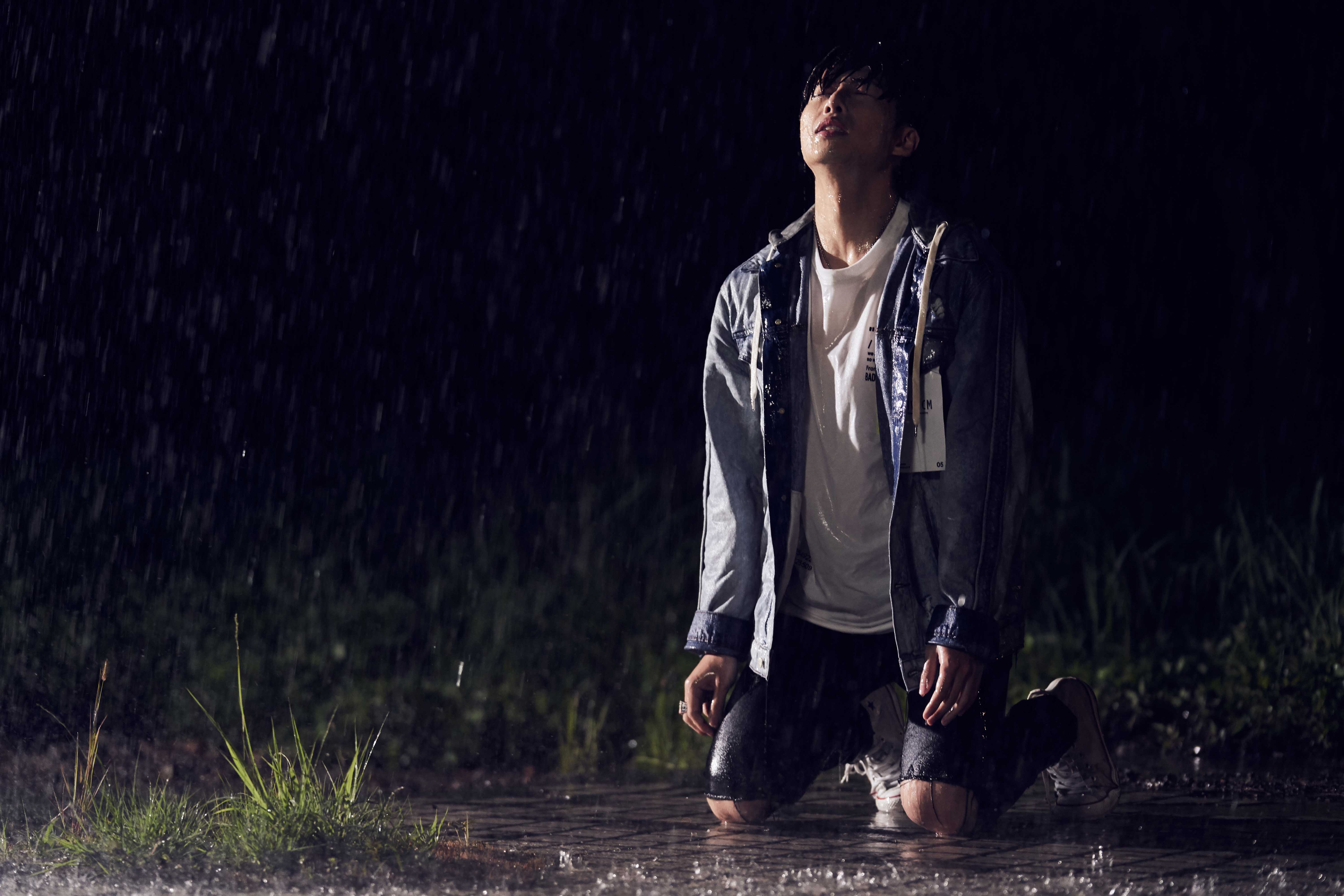 為了拍攝〈那個誰〉MV，李建軒慘遭大雨襲身。（邦寧傳播提供）