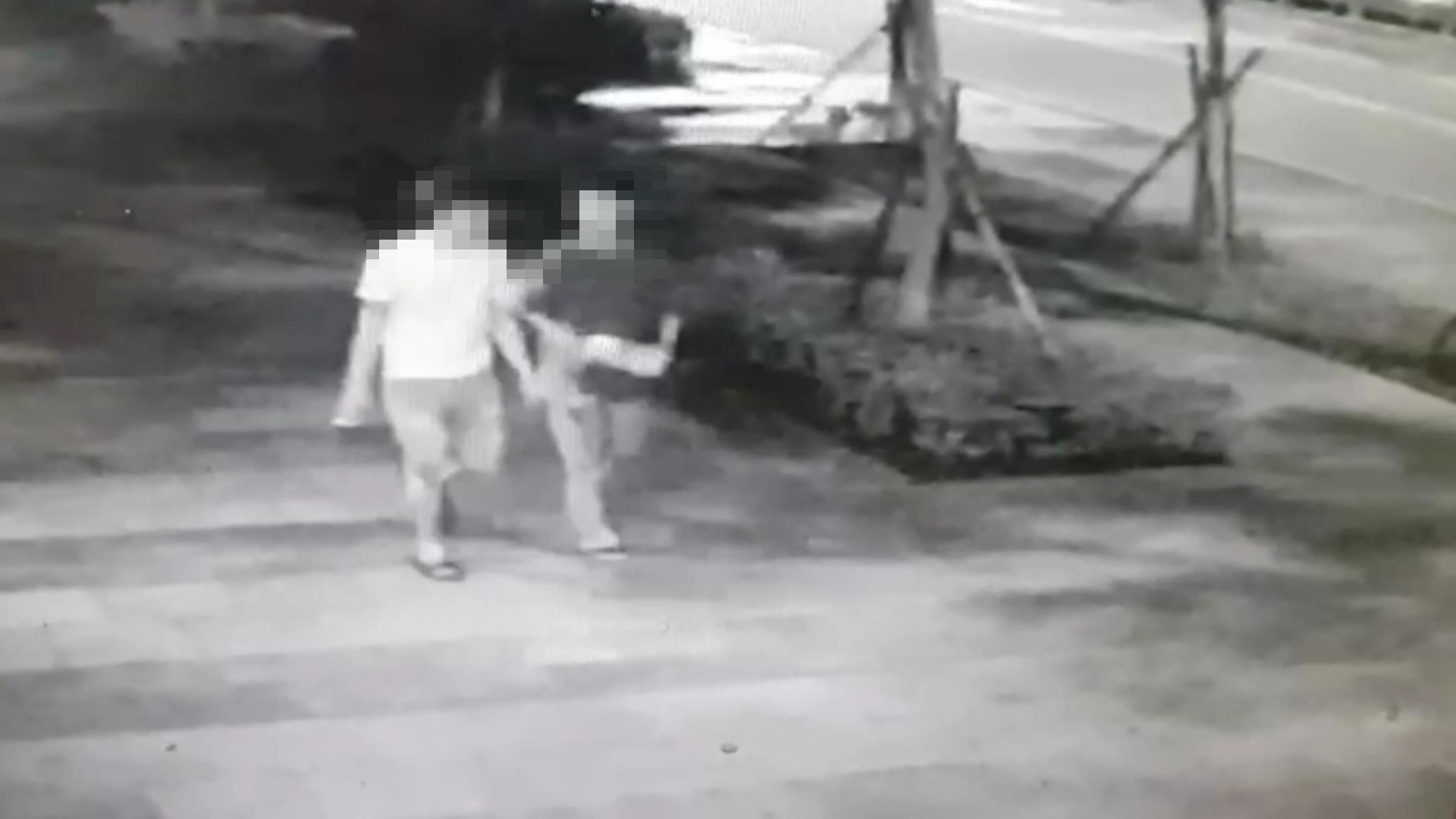 新莊一處汽車旅館傳雙屍案，巫姓男子和羅姓女子徒步進入旅館時並無異狀。（翻攝畫面）