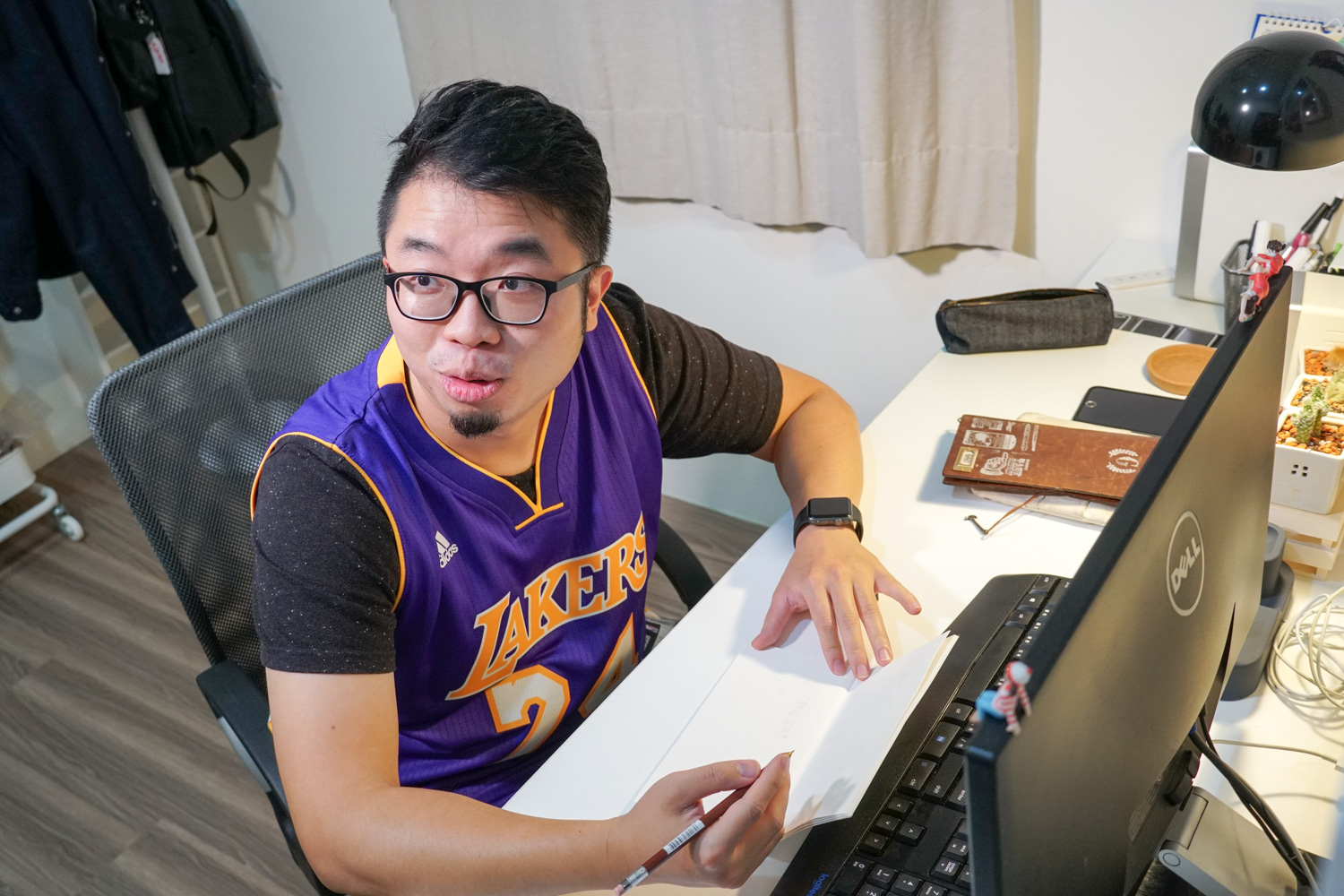 陳光禹偶而也會接受國外媒體委託創作插畫，待遇雖然優渥，但常常需要熬夜繪製。