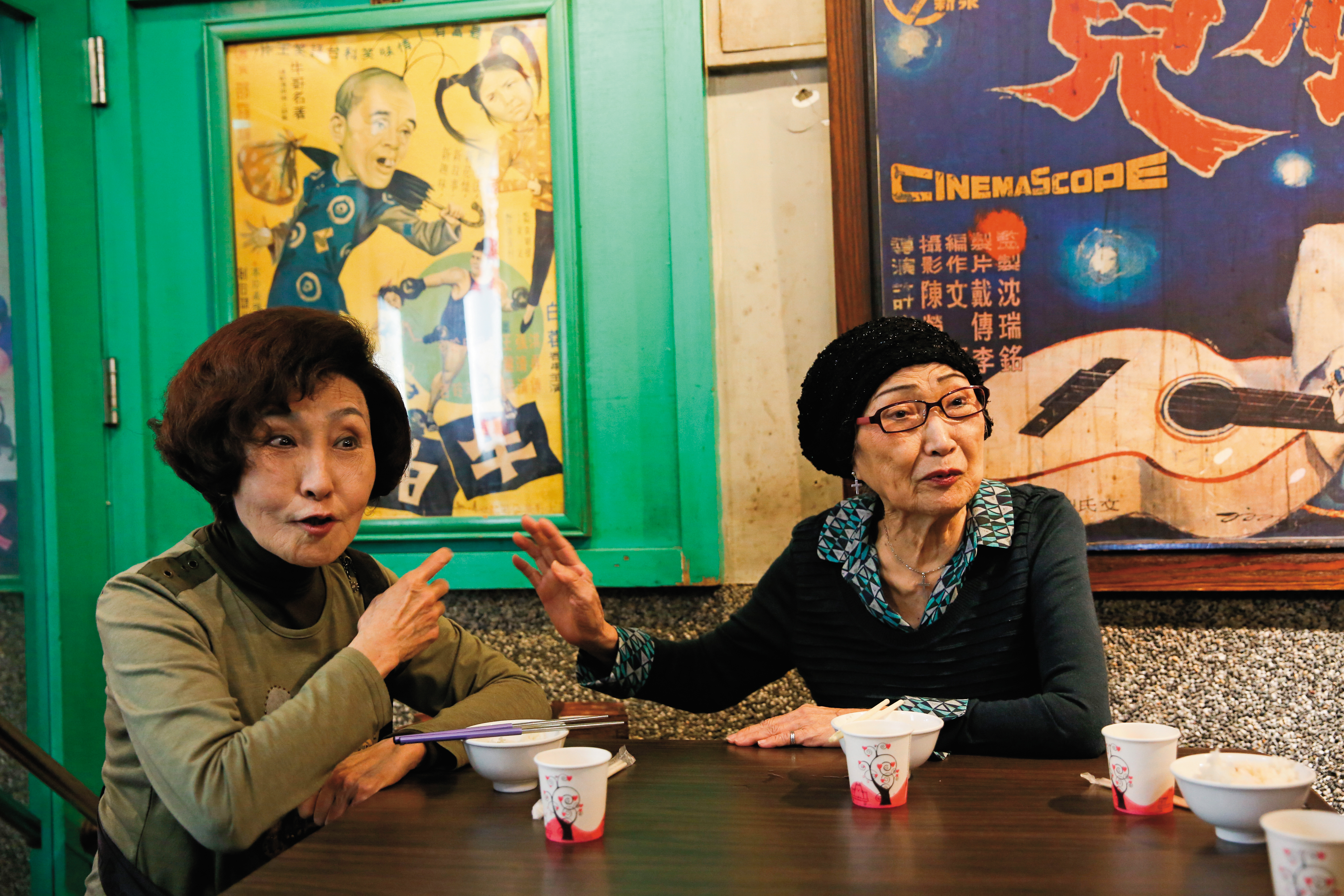 白虹（左）說她剛出道時，小艷秋（右）就是大明星了，2人後來變好姐妹，見面就有聊不完的拍片趣事。