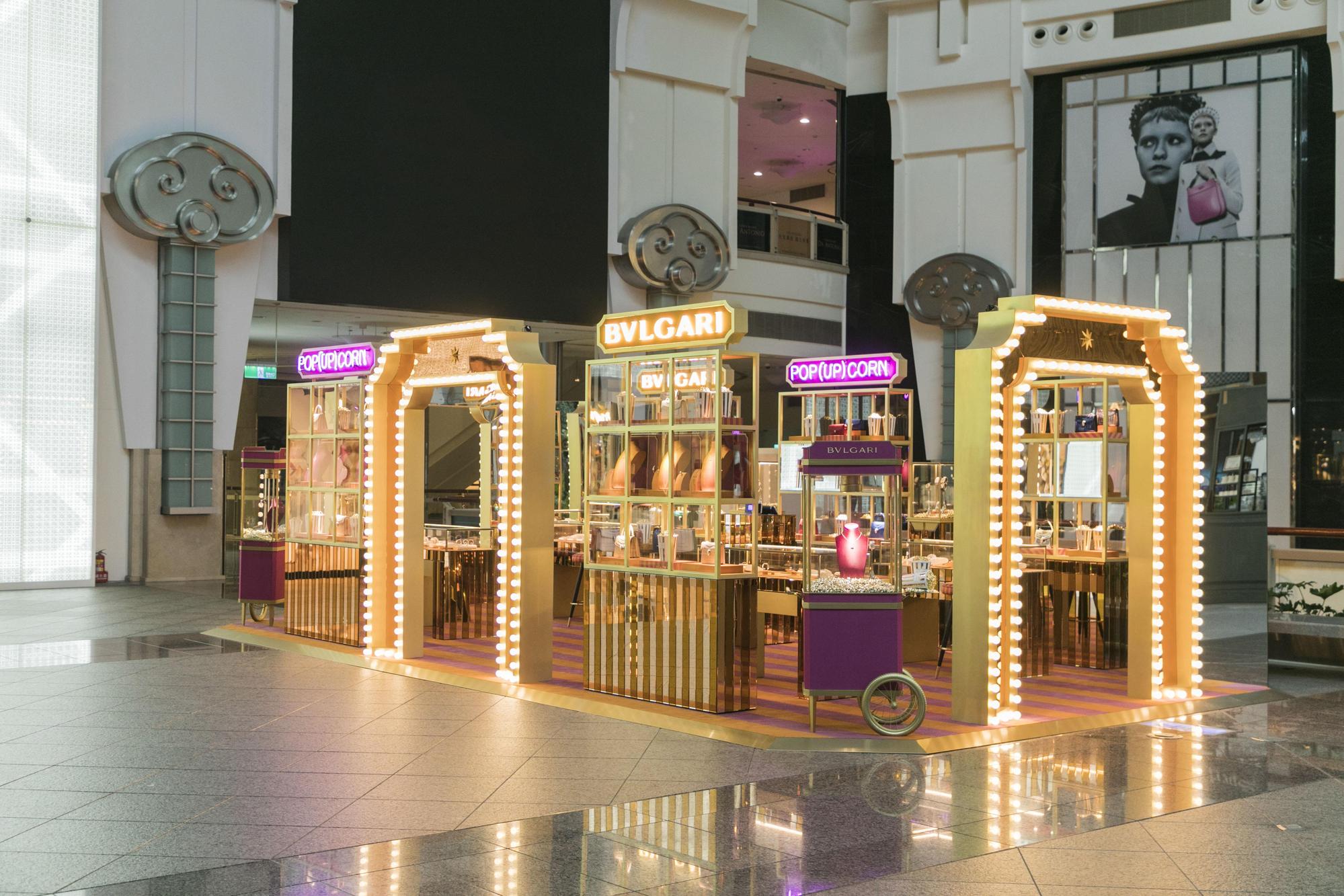 以1960年代的義大利電影為靈感所打造的POP(UP)CORN STORE限定快閃店,充滿復古氛圍。(BVLGARI提供)