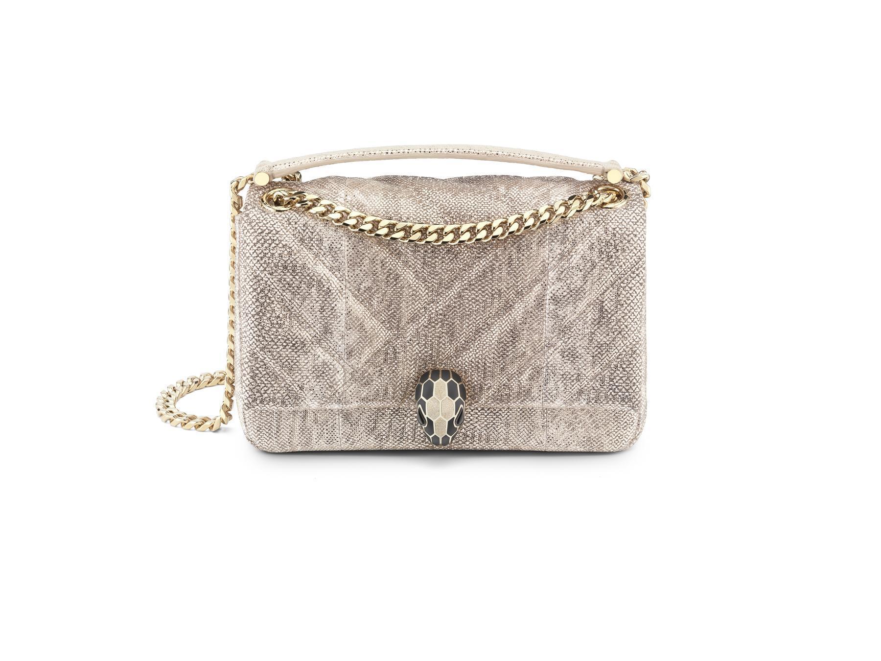BVLGARI SERPENTI CABOCHON乳蛋白石色金屬水蛇皮肩背包。NT$89,900元(BVLGARI提供)