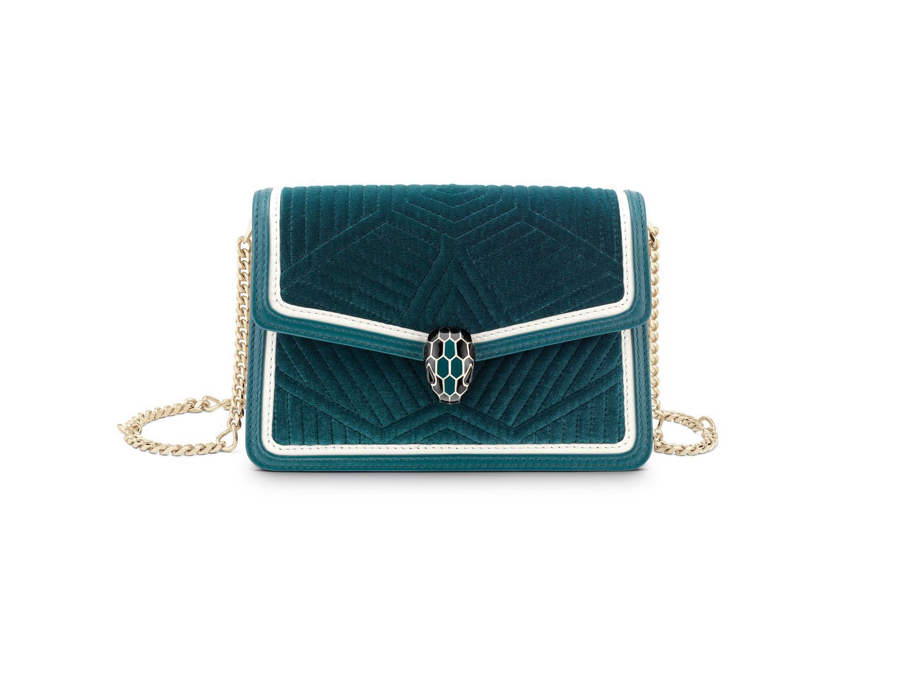 SERPENTI DIAMOND BLAST深色翠玉色迷你小牛皮肩背包。NT$58,500(BVLGARI提供)