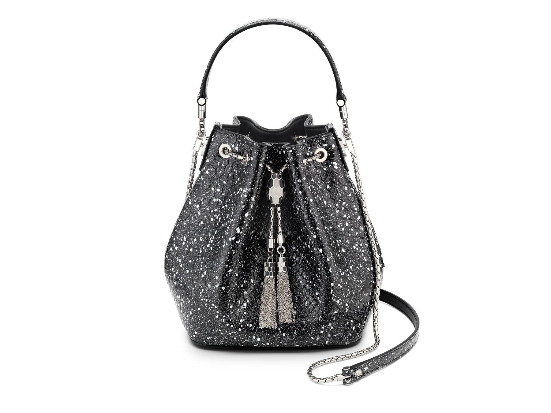 BVLGARI SERPENTI SWING黑白亮銀星光蟒蛇皮水桶包。NT$146,500元(BVLGARI提供)