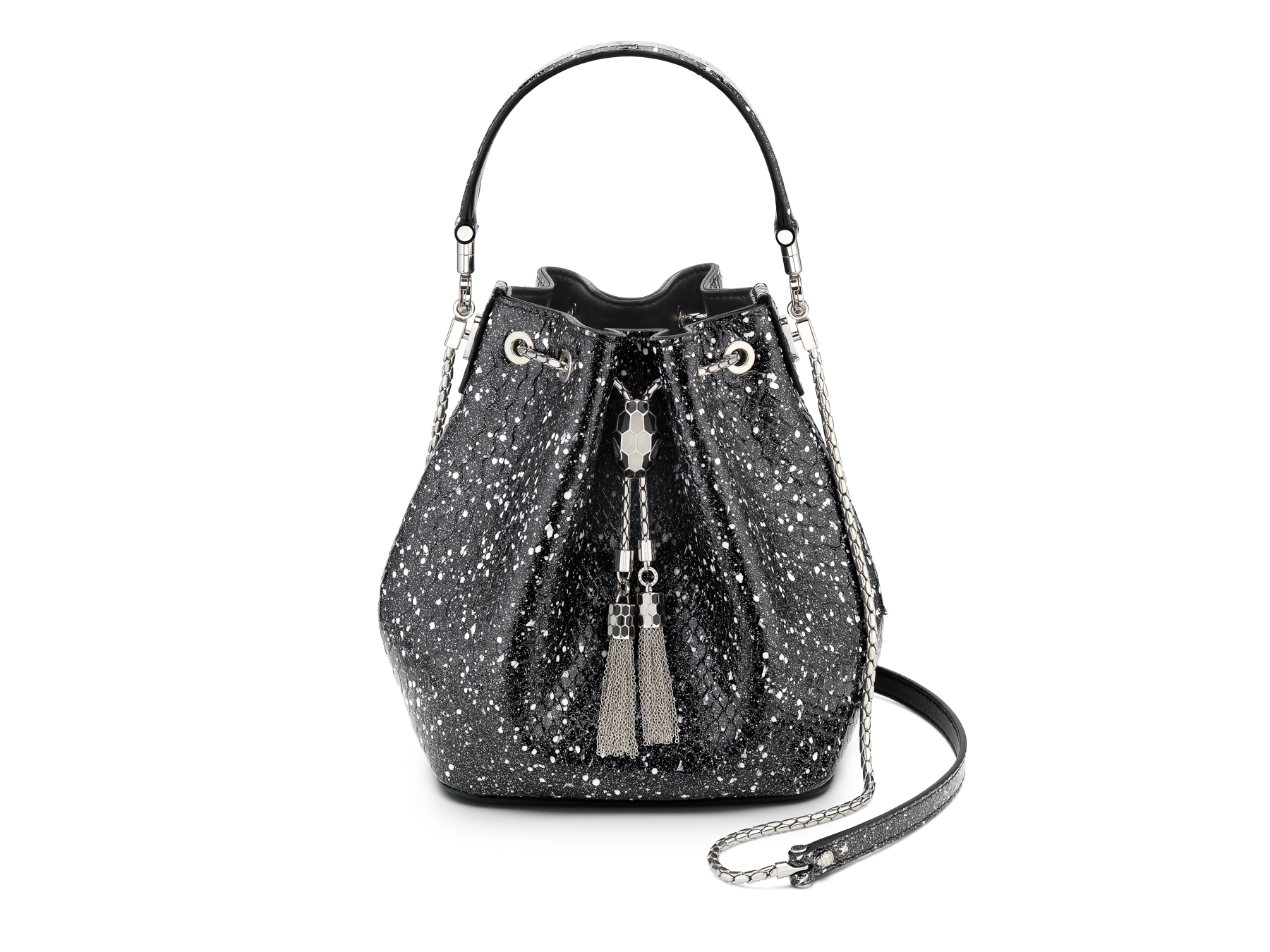 BVLGARI SERPENTI SWING黑白亮銀星光蟒蛇皮水桶包。NT$146,500元（BVLGARI提供）