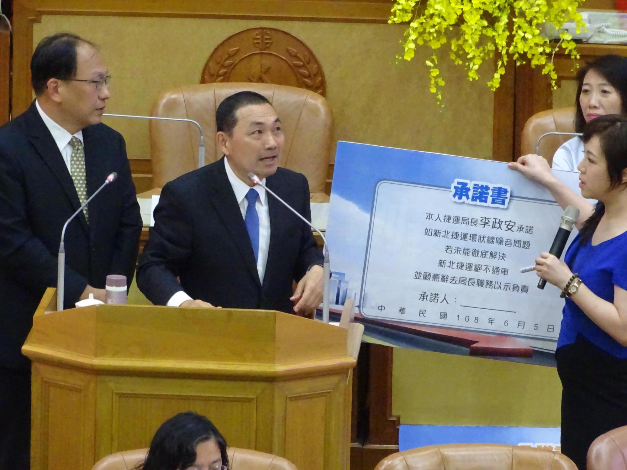 劉美芳針對新北捷運環狀線增站與噪音問題,要求市府簽署承諾書。(翻攝畫面)