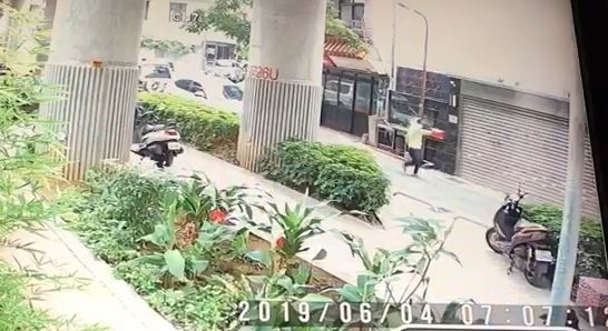 一名蒙面怪客持BB槍射傷女學生，警方目前仍循線追緝中。（翻攝畫面）