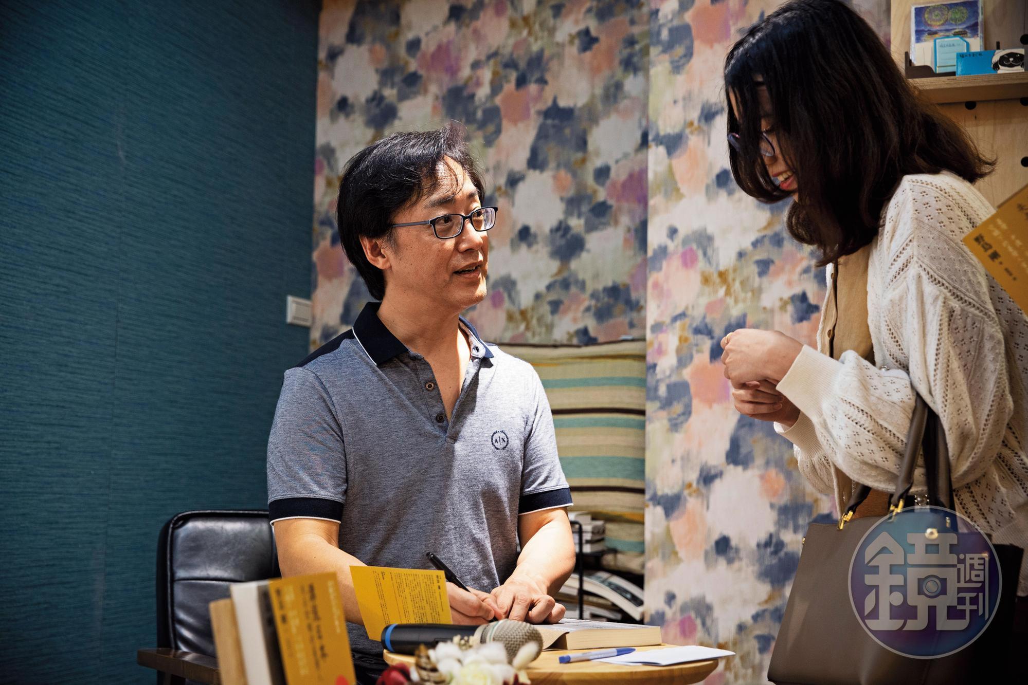 4月中旬，野島剛（左）在光復南路獨立書店舉辦新書座談會，會後與讀者簽名交流。