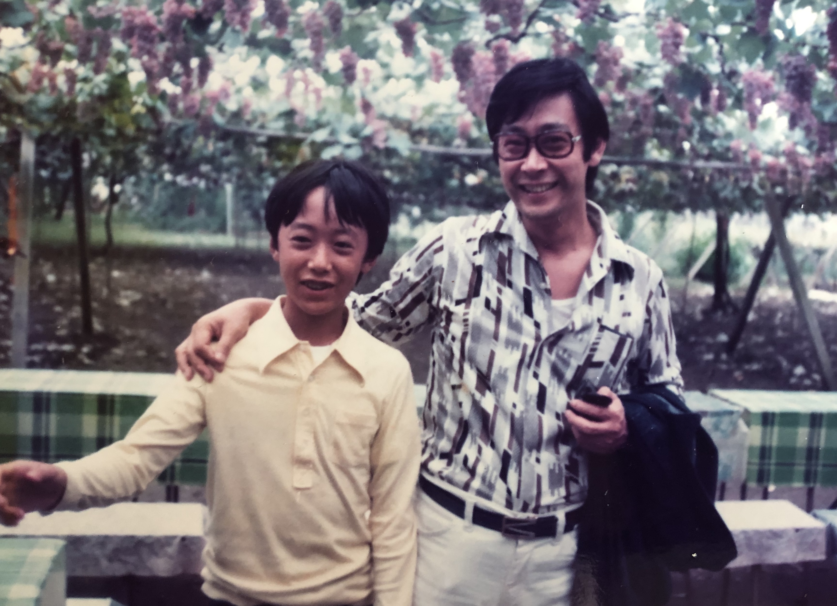就讀小四的野島剛與父親。在大企業任職的父親，從來不曾當面讚賞過他，但卻默默把兒子寫的報導做成剪報收藏，也會去書店買兒子的書，以行動表示支持。（野島剛提供）