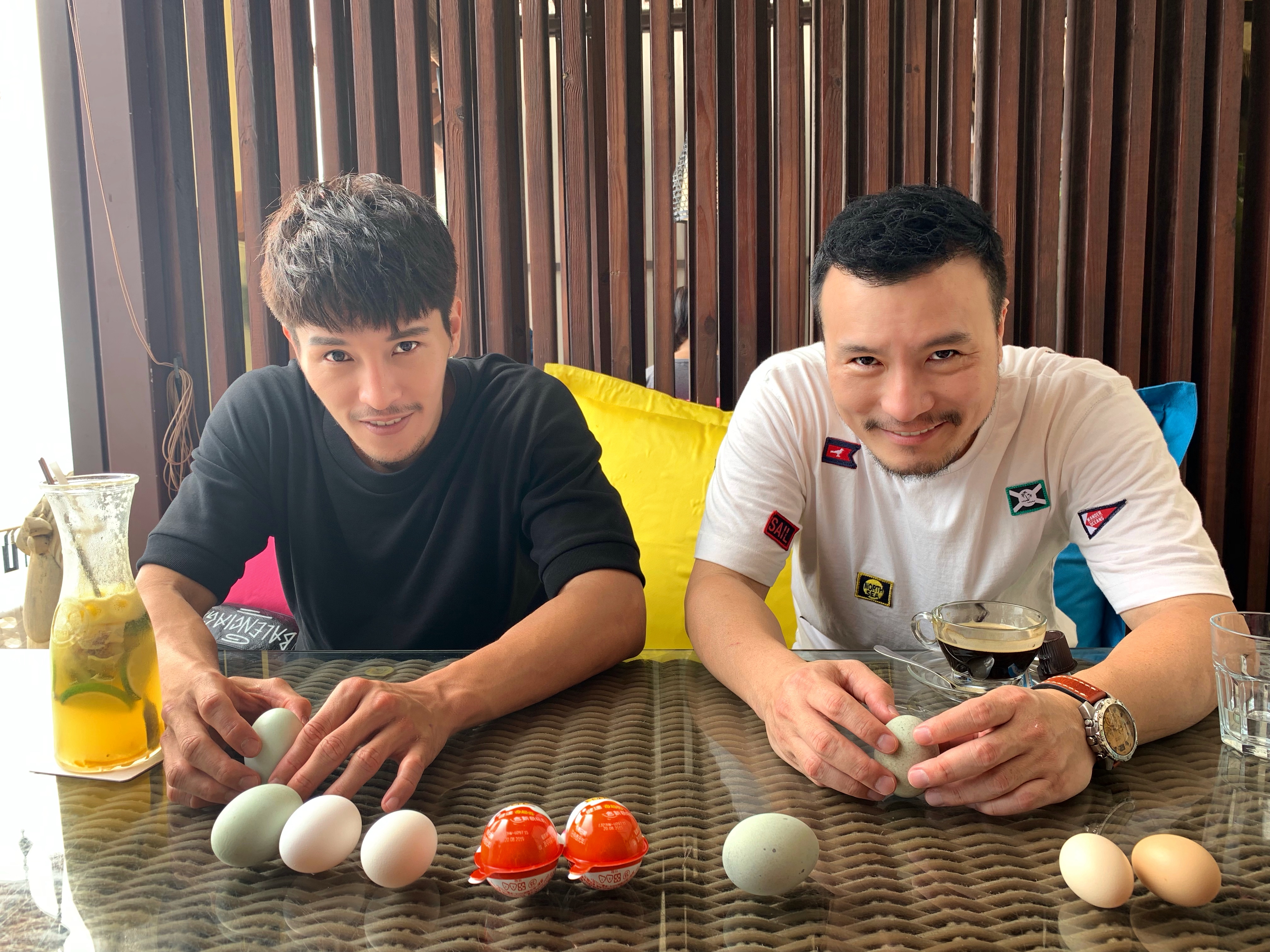 李銘忠在好友陳禕倫的邀請下前往淡水放鬆走走，兩人還在端午前夕玩起立蛋。（凱渥提供）