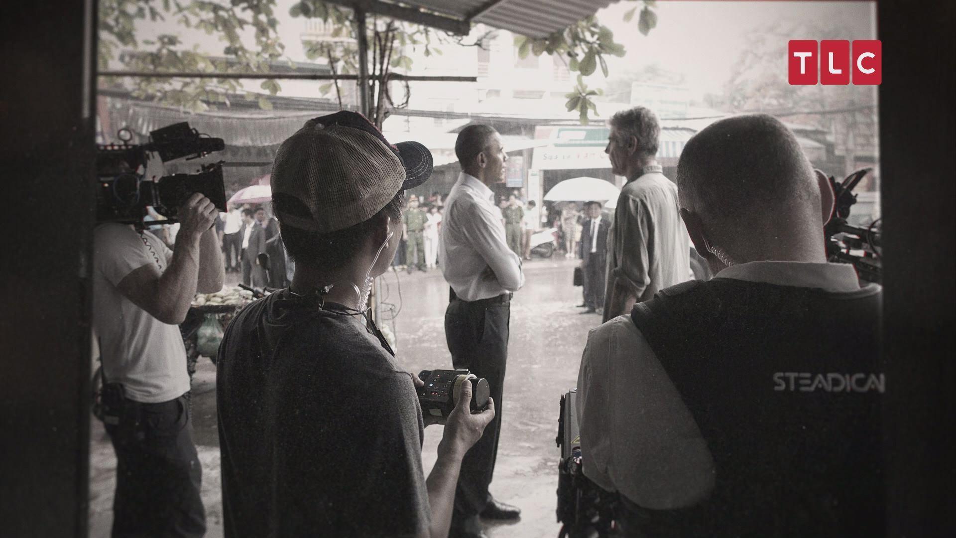 跟美國前總統歐巴馬在任內,跟波登一起造訪越南大啖街頭小吃。(TLC旅遊生頻道提供)