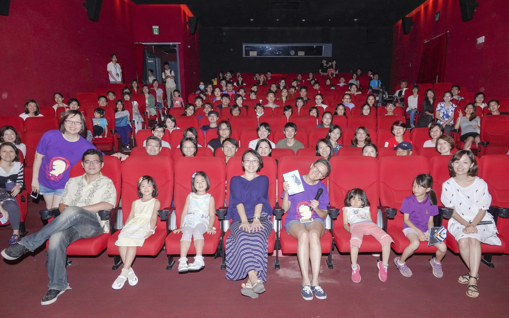 紀錄片《祝我好好孕》日前舉行過特映會,圖為導演蘇鈺婷(前排左1站立者)、陳育青(前排右4)與觀眾大合照。(陳育青、蘇鈺婷提供)