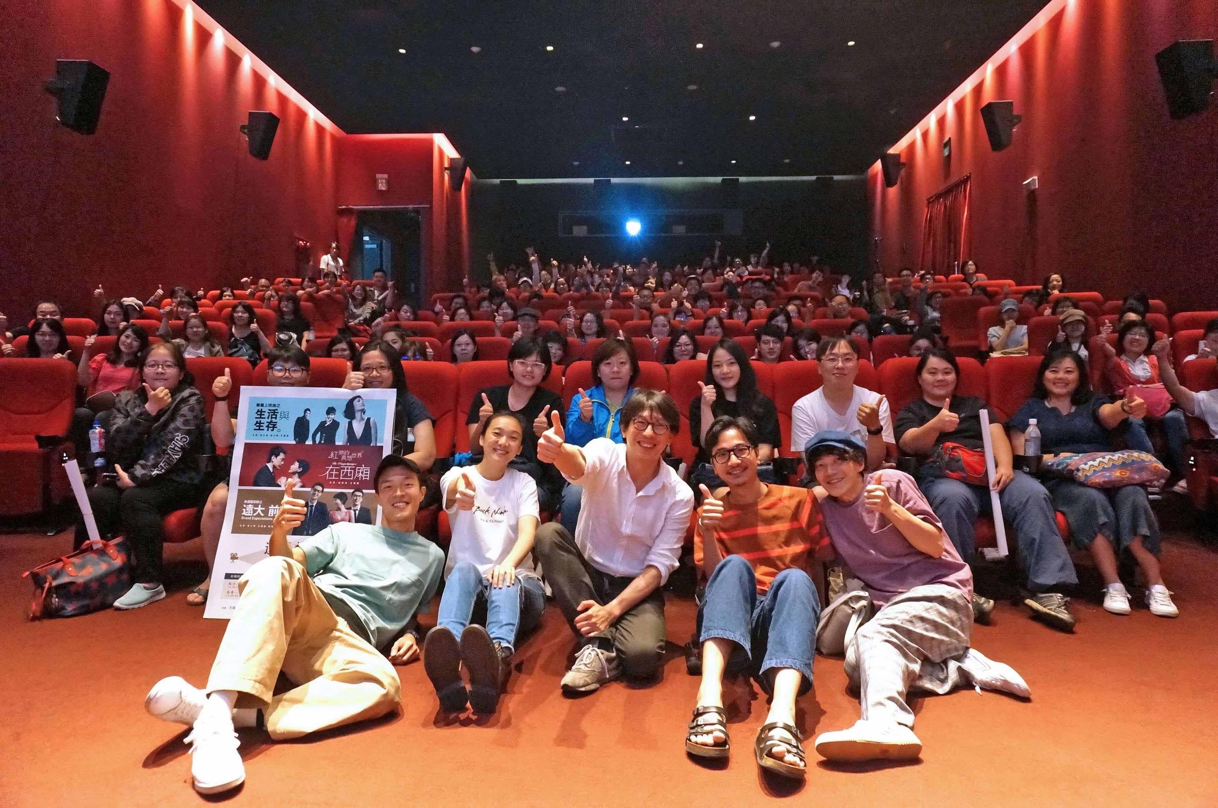 《近看林奕華－非常林奕華舞台映畫》影展推出，演員黃俊傑（前左起）、趙逸嵐、戴旻學、彭浩秦出席力挺導演林奕華（前中）。（甲上提供）