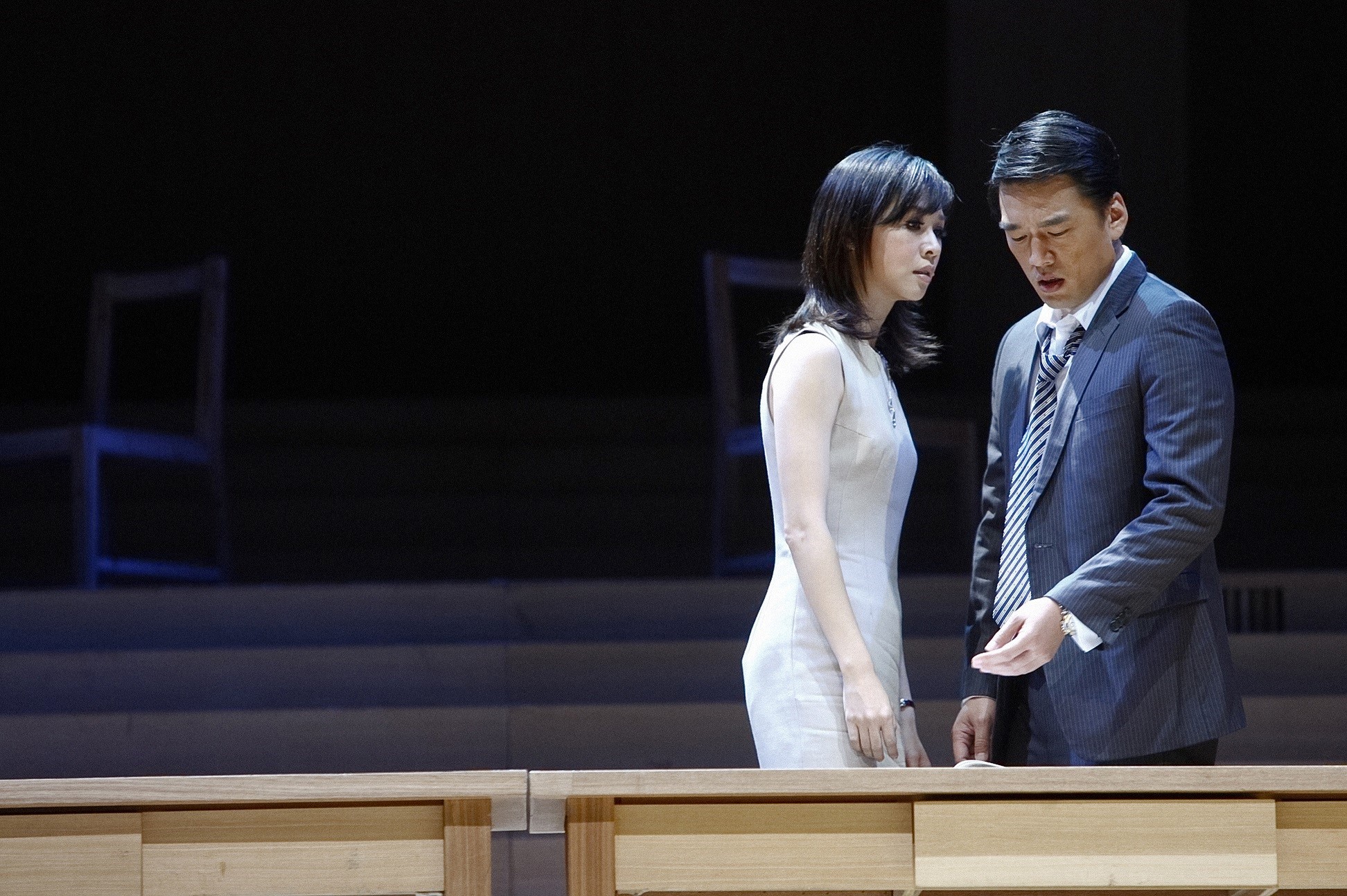 謝盈萱（左）2008年在《華麗上班族之生活與生存》中表現搶眼，右為王耀慶。 （非常林奕華提供）