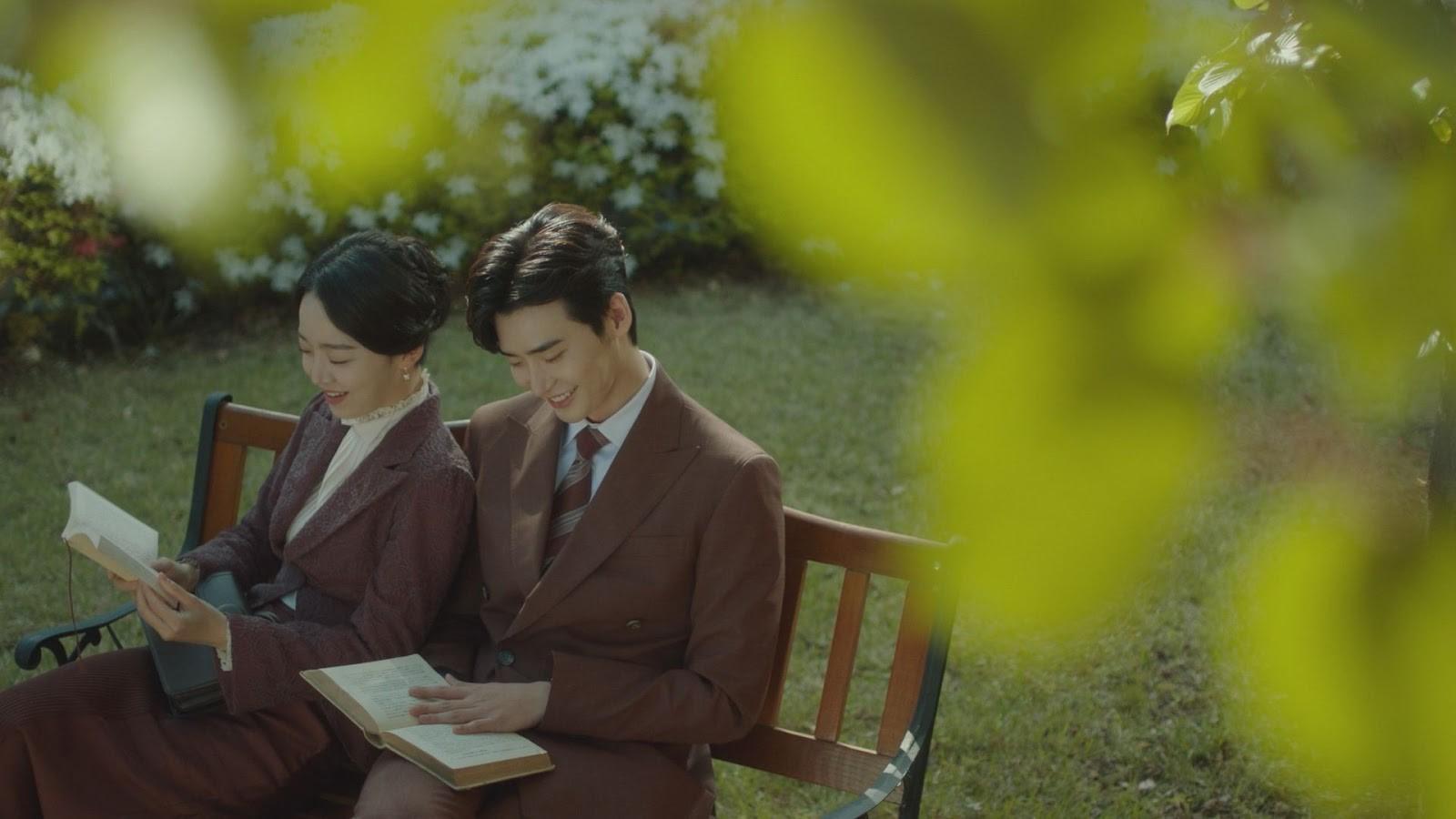 李鍾碩(右)與申惠善在《死之詠贊》二度合作,共譜一段淒美生死戀。(Netflix提供)