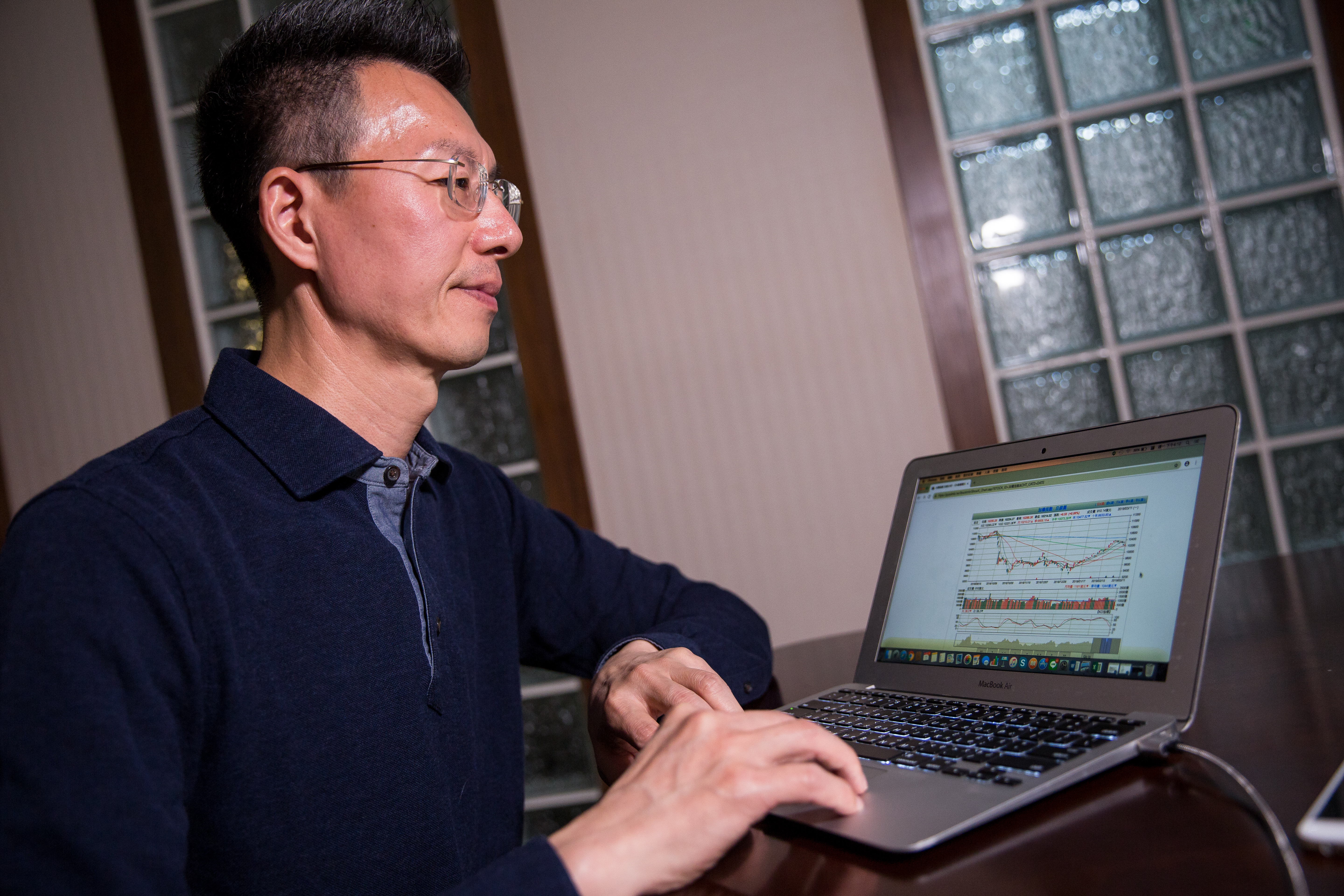 曾遭遇2次慘賠的施國文，從挫敗中記取教訓，從此嚴格執行穩健投資法和資金控管。