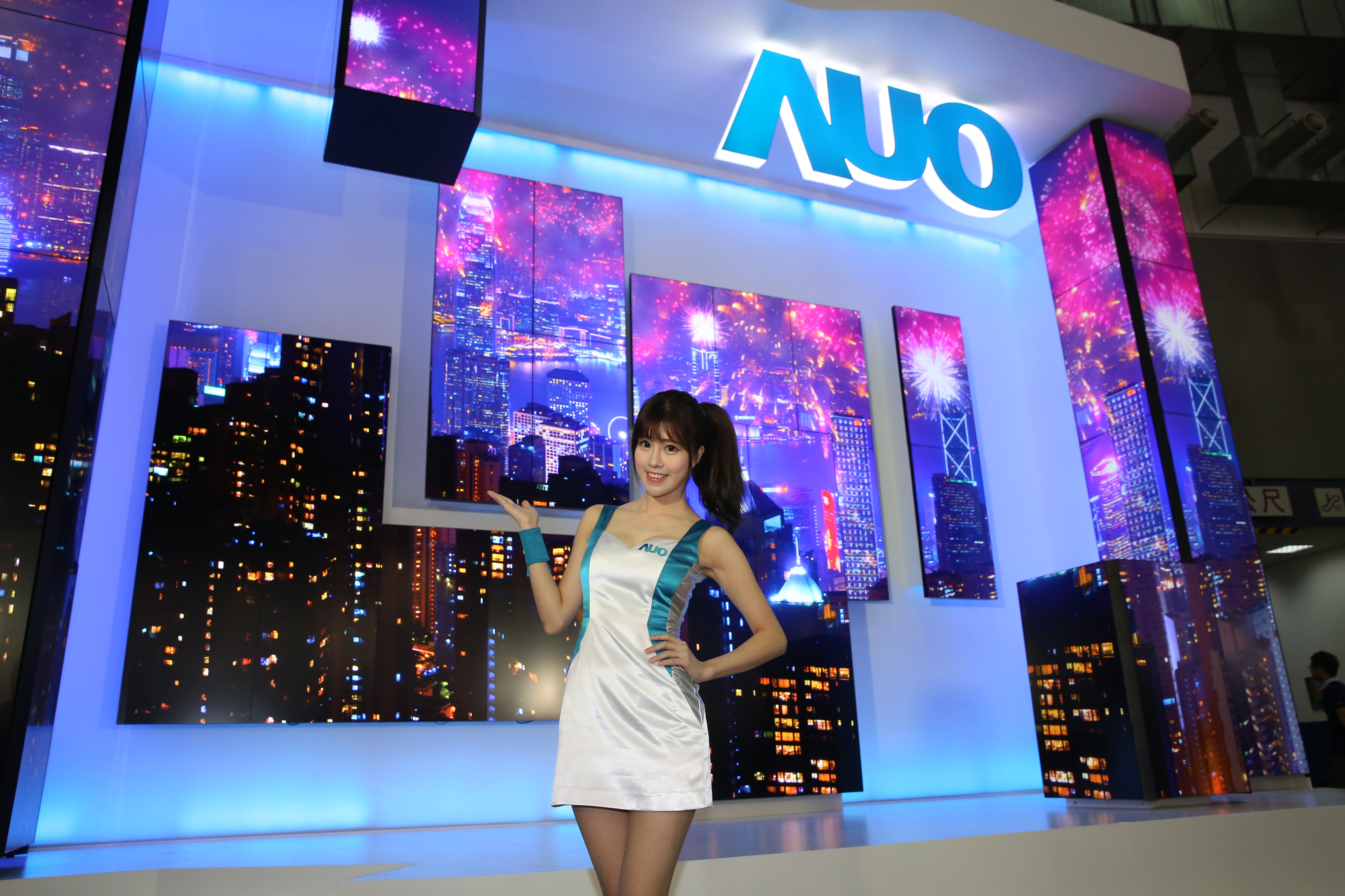 施國文看好低價面板股，考慮趁面板雙虎友達和群創急跌時，逢低買進。