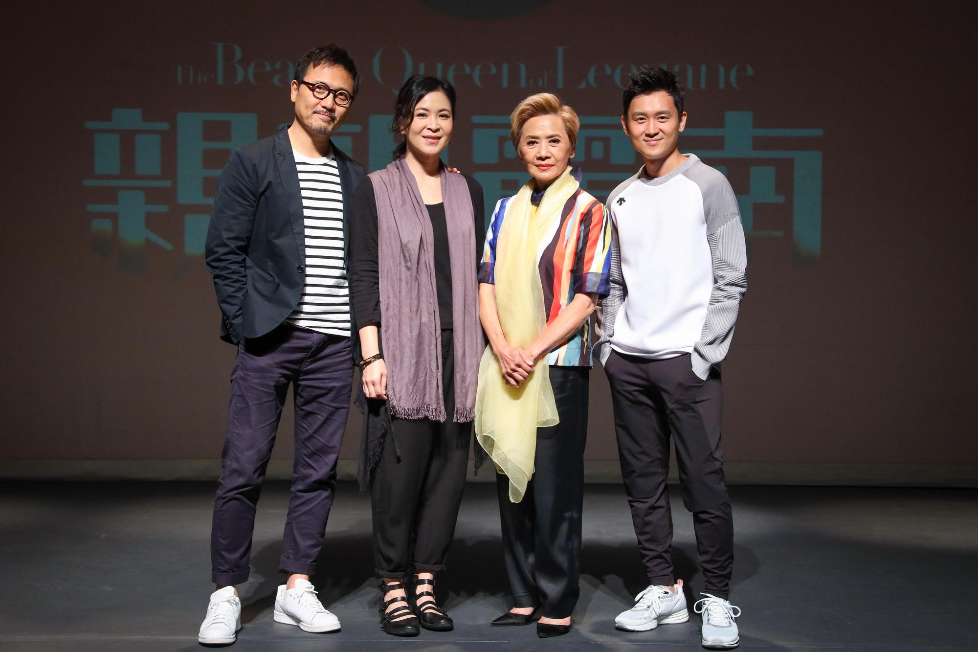 完場後演員及導演站在台前謝幕，獲全場觀眾熱烈掌聲達數分鐘，不少觀眾欣賞完爭相查詢12月公演詳情。（同窗文化提供）