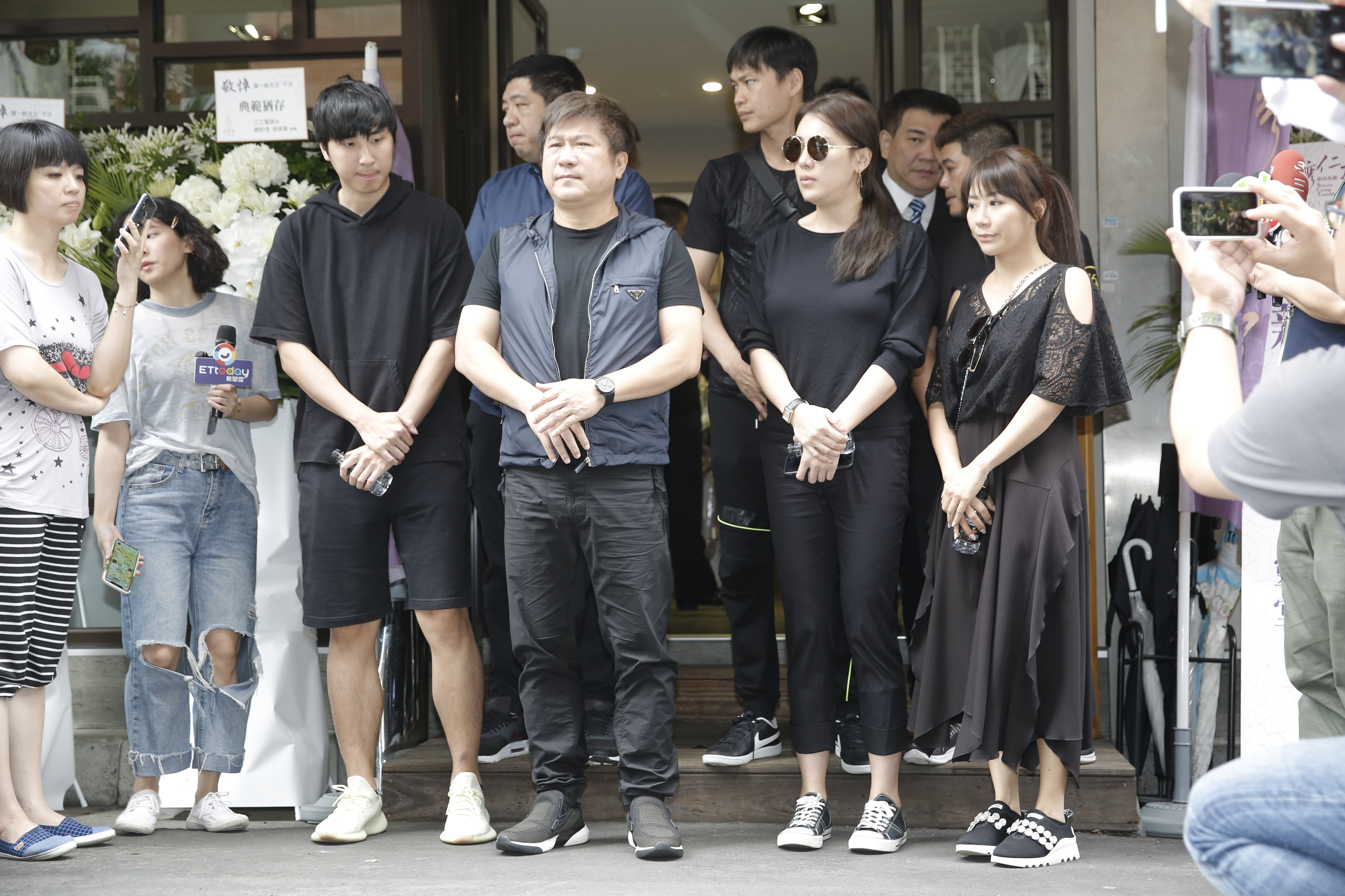 賀一航因大腸癌日前突然離世，剛歸國的胡瓜帶著兒子胡釋安、女兒小禎前往弔唁。