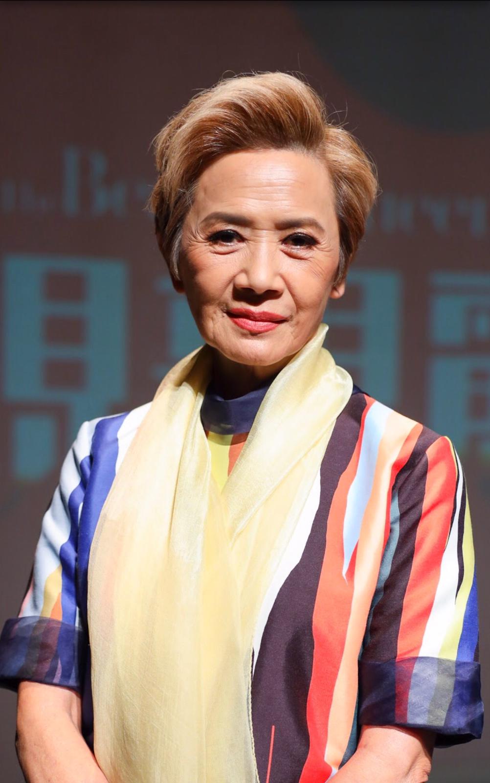 首次演舞台劇的葉德嫻覺得演出很新鮮、刺激如搭雲霄飛車一樣。（同窗文化提供）