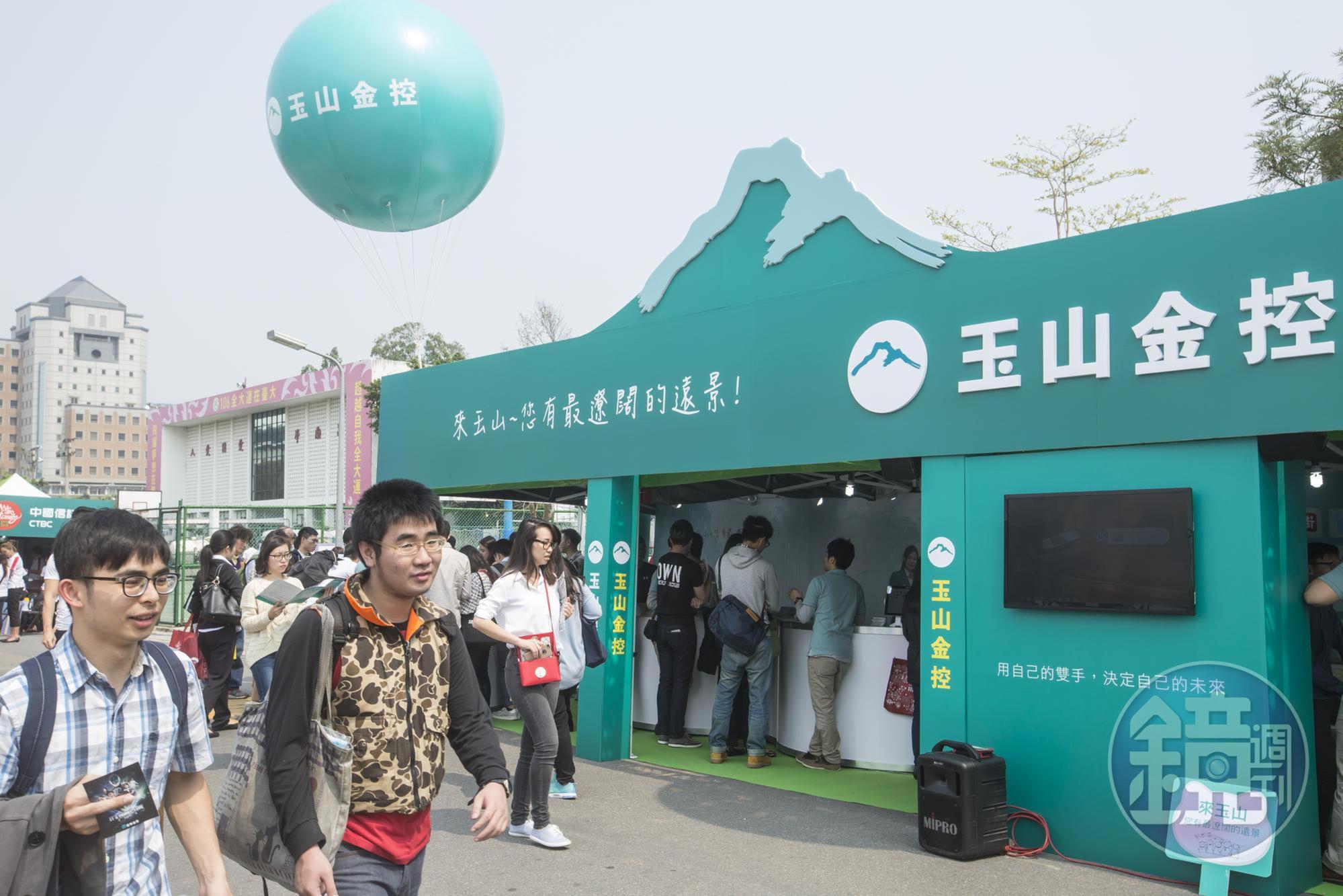 2008年金融海嘯，施國文逢低分批買進玉山金，迄今每年賺逾10％。
