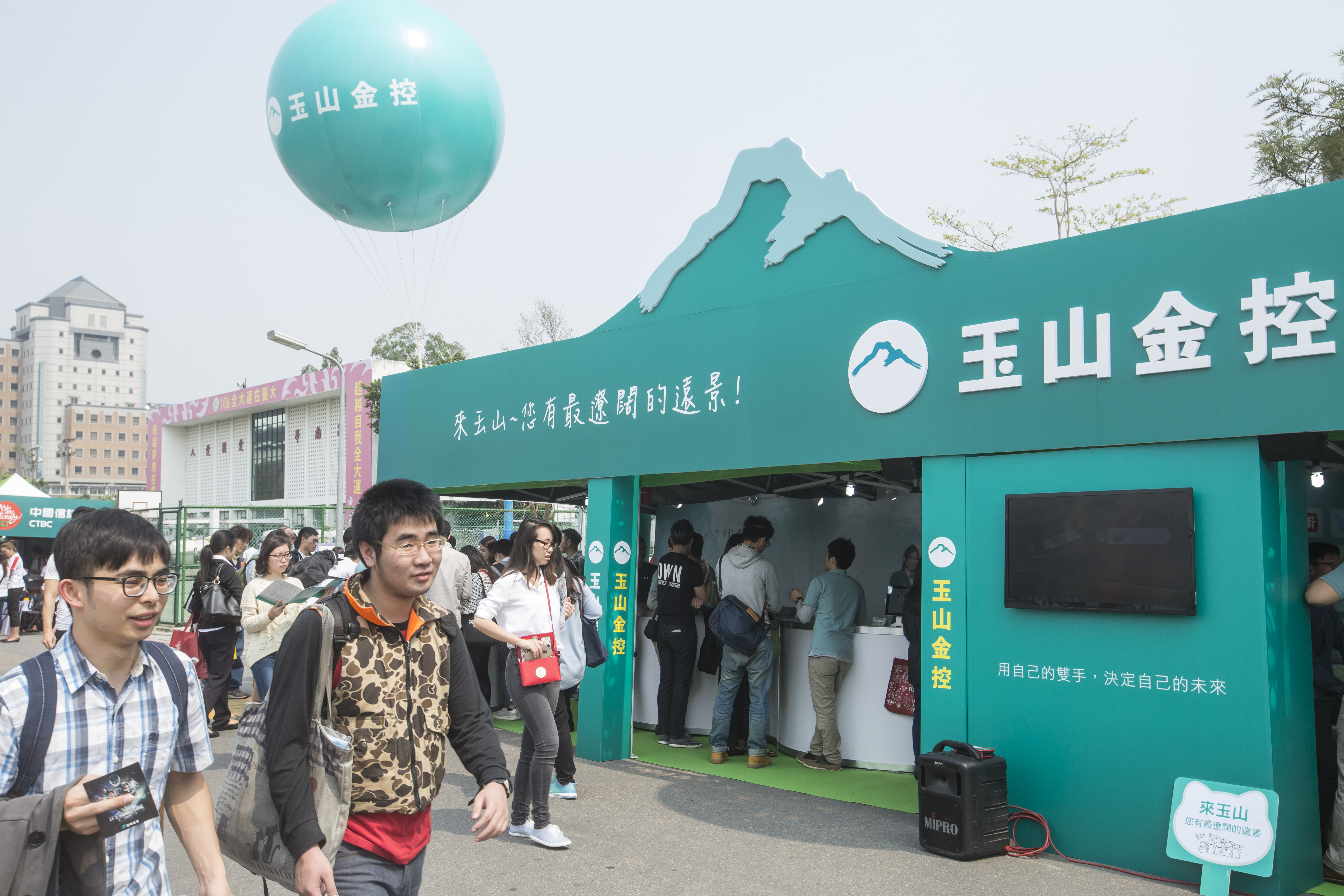 2008年金融海嘯，施國文逢低分批買進玉山金，迄今每年賺逾10％。