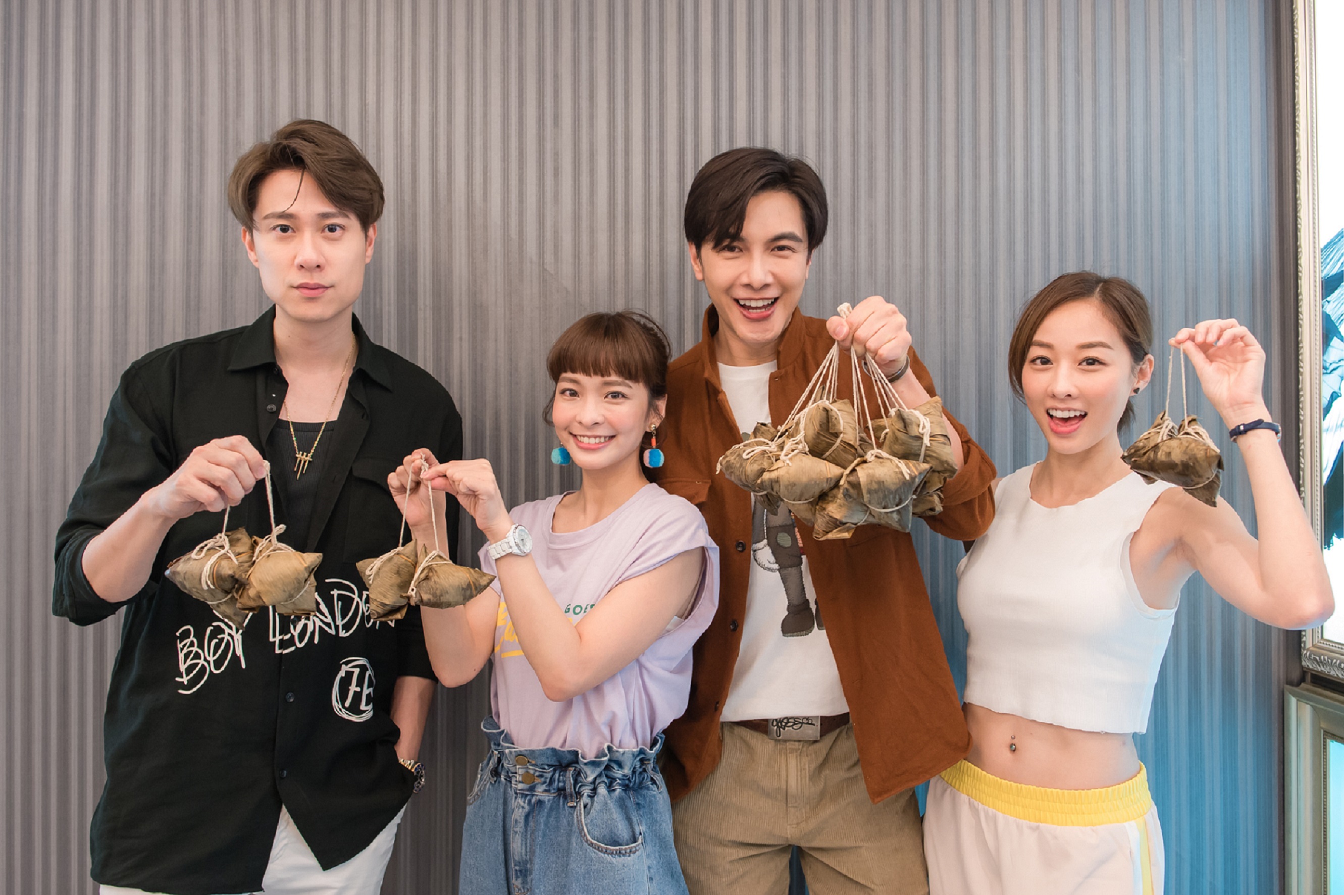 劉書宏（左起）、葉星辰、謝佳見、夏語心送粽子慰勞工作人員。（東森提供）